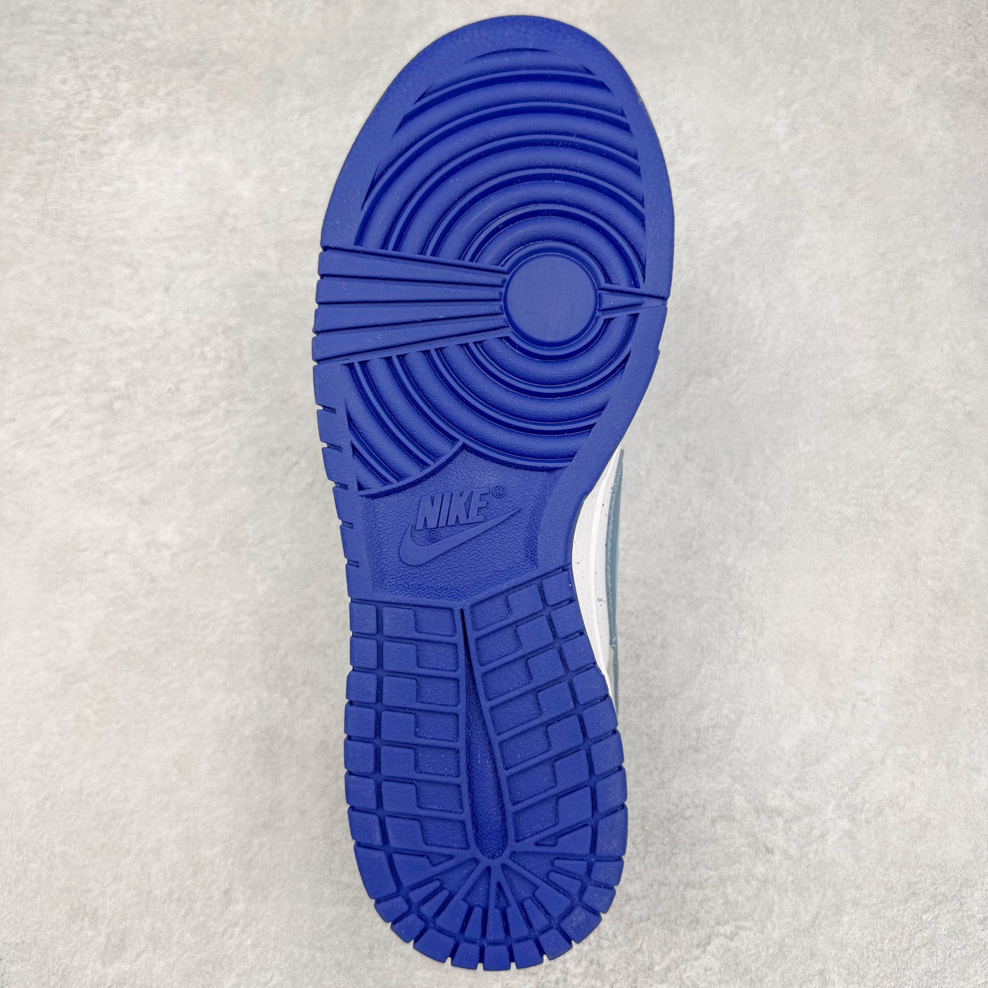 图片[9]-＃YC纯原 NK Dunk Low 水墨晕染 DV0833-103 此款设计灵感来源水墨烟雨，素白鞋身晕染米黄墨韵，星芒尘雾随步履生风。做旧暗纹暗藏诗意，蝶影翩跹落潮履，以现代工艺解构东方写意美学。踏破传统与街头的美学结界，穿行于新国潮的呼吸间。定制系列天花板 无原鞋不开发 全系列得物原鞋一比一校对开发 配色持续更新中 终端对接 优势输出 全套原厂楦头原纸板数据档案倾力打造 原汁原味莞产 极致还原 圈内最强针车工艺 高端零售指定版 广东原厂配套原盒原标 鞋盒分三个尺码段 原厂冲刀 超高清洁度 全鞋零毛边皮料切割 采用原厂百宏鞋带以及原厂百宏织唛舌标 内标可供原厂几率过验 进口原装条纹中底布 四线拉帮白色点胶 原厂拉帮手法遵循公司 原厂电绣 极致还原 尺码：36 36.5 37.5 38 38.5 39 40 40.5 41 42 42.5 43 44 44.5 45 46-选品中心