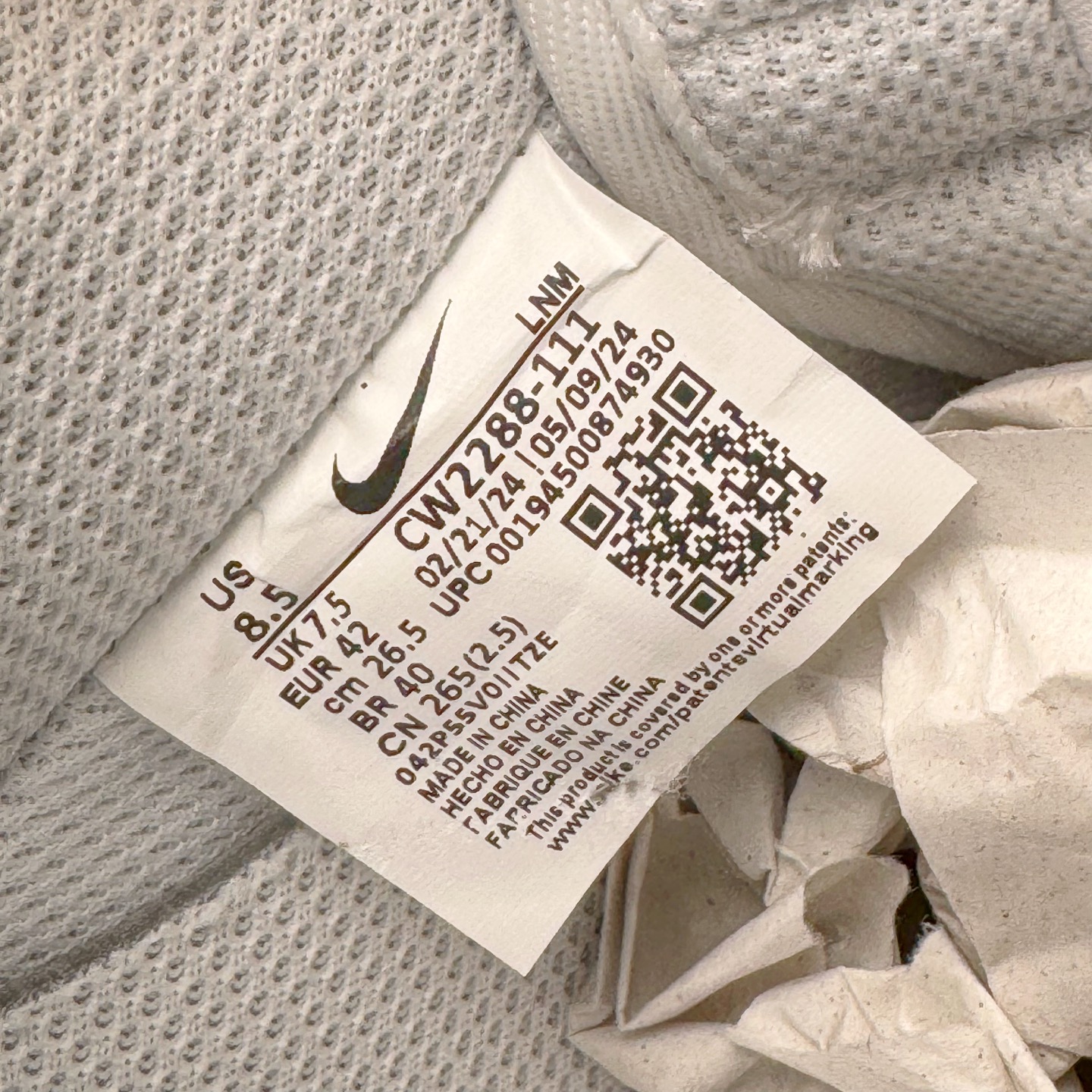 图片[13]-＃LNM性价比批次 NK Air Force 1 Low \’07 空军一号低帮经典板鞋 纯白 CW2288-111 注意报货备注 此实拍为性价比二层皮批次 全鞋零荧光线 随意冲正 同步官方2025专柜在售全新版本细节 更新二分一背胶 全新货号 鞋盒规格 不规则波浪大底咬花 全鞋电脑针车 工整有序 视觉效果满分 原厂拉帮手法 标准四线 密度针距针孔大小控制到位 原装反口里网布海绵 正确卡色网眼大小 新版鞋撑改用纸团代替 原厂港宝加持完美还原灵魂版型 原盒原配从里到外百分百还原 原厂全头层原厂皮料 原标原盒 内置Sole气垫 中底白色背胶 中底划线 已经无限的接近公司 原厂楦头 原厂刺绣 后跟弧度修正 尺码：36 36.5 37.5 38 38.5 39 40 40.5 41 42 42.5 43 44 44.5 45 46-选品中心