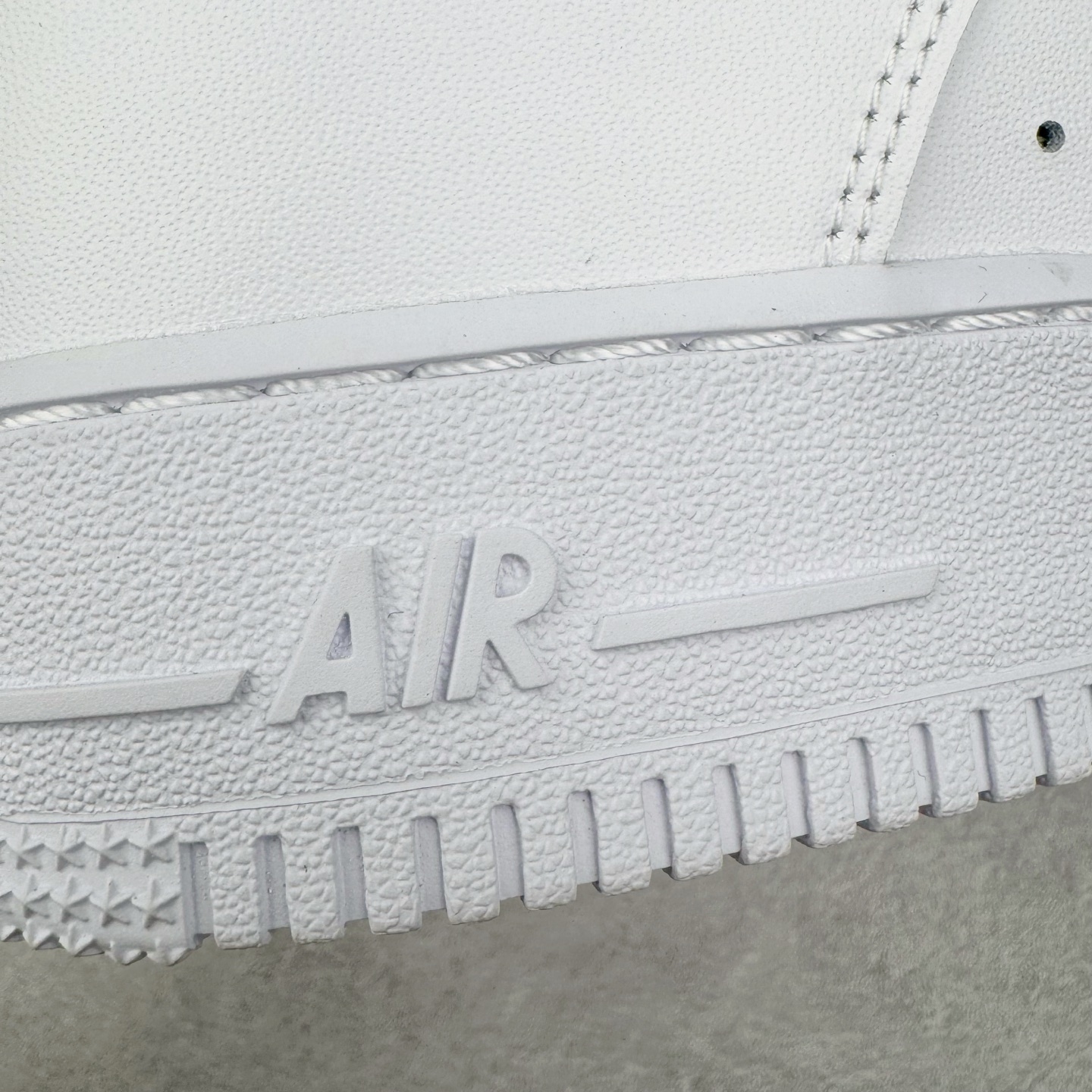 图片[18]-＃LNM性价比批次 NK Air Force 1 Low \’07 空军一号低帮经典板鞋 纯白 CW2288-111 注意报货备注 此实拍为性价比二层皮批次 全鞋零荧光线 随意冲正 同步官方2025专柜在售全新版本细节 更新二分一背胶 全新货号 鞋盒规格 不规则波浪大底咬花 全鞋电脑针车 工整有序 视觉效果满分 原厂拉帮手法 标准四线 密度针距针孔大小控制到位 原装反口里网布海绵 正确卡色网眼大小 新版鞋撑改用纸团代替 原厂港宝加持完美还原灵魂版型 原盒原配从里到外百分百还原 原厂全头层原厂皮料 原标原盒 内置Sole气垫 中底白色背胶 中底划线 已经无限的接近公司 原厂楦头 原厂刺绣 后跟弧度修正 尺码：36 36.5 37.5 38 38.5 39 40 40.5 41 42 42.5 43 44 44.5 45 46-选品中心