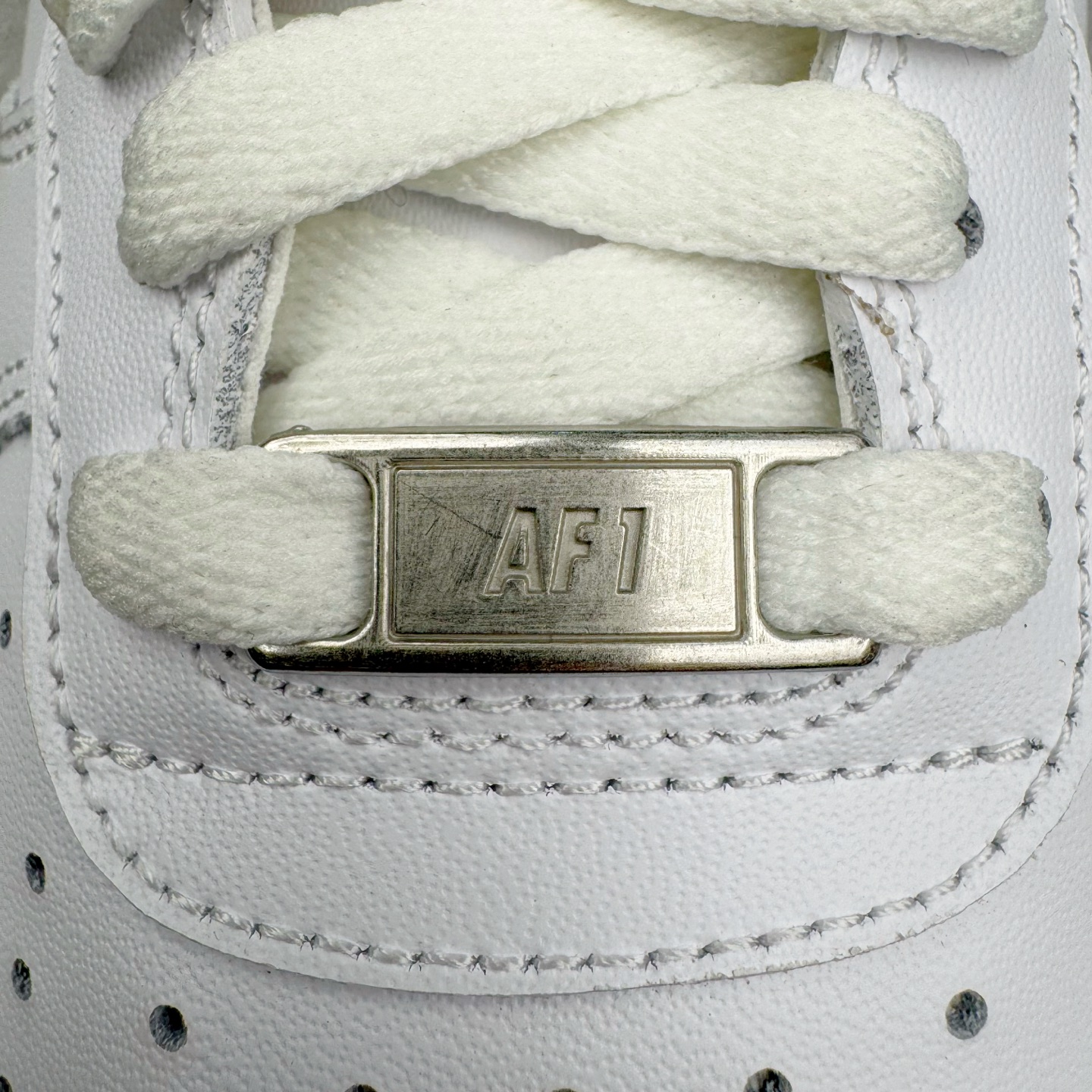 图片[15]-＃LNM性价比批次 NK Air Force 1 Low \’07 空军一号低帮经典板鞋 纯白 CW2288-111 注意报货备注 此实拍为性价比二层皮批次 全鞋零荧光线 随意冲正 同步官方2025专柜在售全新版本细节 更新二分一背胶 全新货号 鞋盒规格 不规则波浪大底咬花 全鞋电脑针车 工整有序 视觉效果满分 原厂拉帮手法 标准四线 密度针距针孔大小控制到位 原装反口里网布海绵 正确卡色网眼大小 新版鞋撑改用纸团代替 原厂港宝加持完美还原灵魂版型 原盒原配从里到外百分百还原 原厂全头层原厂皮料 原标原盒 内置Sole气垫 中底白色背胶 中底划线 已经无限的接近公司 原厂楦头 原厂刺绣 后跟弧度修正 尺码：36 36.5 37.5 38 38.5 39 40 40.5 41 42 42.5 43 44 44.5 45 46-选品中心