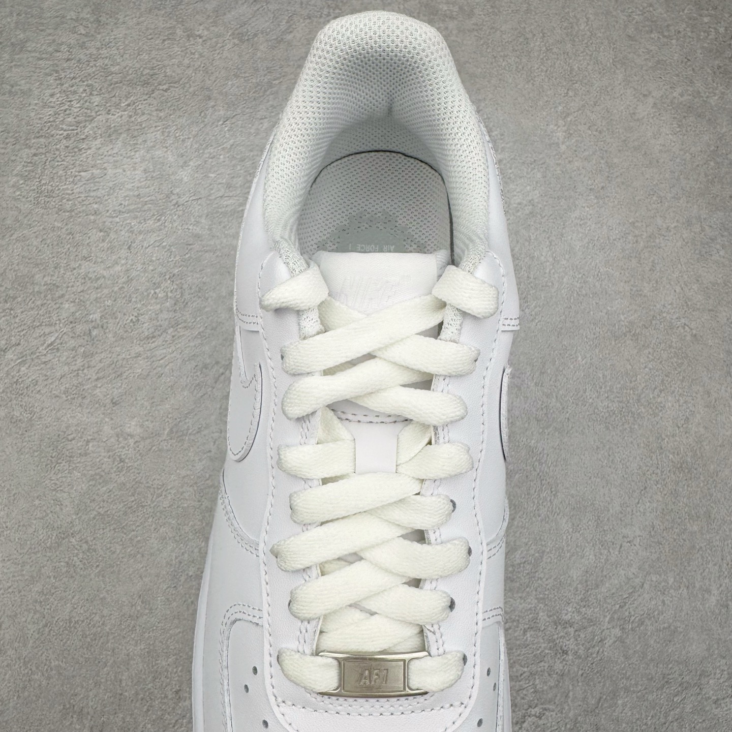 图片[5]-＃LNM性价比批次 NK Air Force 1 Low \’07 空军一号低帮经典板鞋 纯白 CW2288-111 注意报货备注 此实拍为性价比二层皮批次 全鞋零荧光线 随意冲正 同步官方2025专柜在售全新版本细节 更新二分一背胶 全新货号 鞋盒规格 不规则波浪大底咬花 全鞋电脑针车 工整有序 视觉效果满分 原厂拉帮手法 标准四线 密度针距针孔大小控制到位 原装反口里网布海绵 正确卡色网眼大小 新版鞋撑改用纸团代替 原厂港宝加持完美还原灵魂版型 原盒原配从里到外百分百还原 原厂全头层原厂皮料 原标原盒 内置Sole气垫 中底白色背胶 中底划线 已经无限的接近公司 原厂楦头 原厂刺绣 后跟弧度修正 尺码：36 36.5 37.5 38 38.5 39 40 40.5 41 42 42.5 43 44 44.5 45 46-选品中心