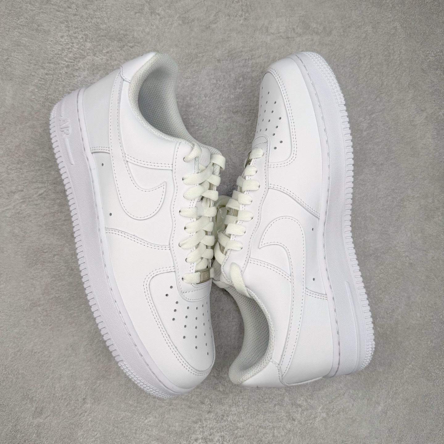 图片[3]-＃LNM性价比批次 NK Air Force 1 Low \’07 空军一号低帮经典板鞋 纯白 CW2288-111 注意报货备注 此实拍为性价比二层皮批次 全鞋零荧光线 随意冲正 同步官方2025专柜在售全新版本细节 更新二分一背胶 全新货号 鞋盒规格 不规则波浪大底咬花 全鞋电脑针车 工整有序 视觉效果满分 原厂拉帮手法 标准四线 密度针距针孔大小控制到位 原装反口里网布海绵 正确卡色网眼大小 新版鞋撑改用纸团代替 原厂港宝加持完美还原灵魂版型 原盒原配从里到外百分百还原 原厂全头层原厂皮料 原标原盒 内置Sole气垫 中底白色背胶 中底划线 已经无限的接近公司 原厂楦头 原厂刺绣 后跟弧度修正 尺码：36 36.5 37.5 38 38.5 39 40 40.5 41 42 42.5 43 44 44.5 45 46-选品中心
