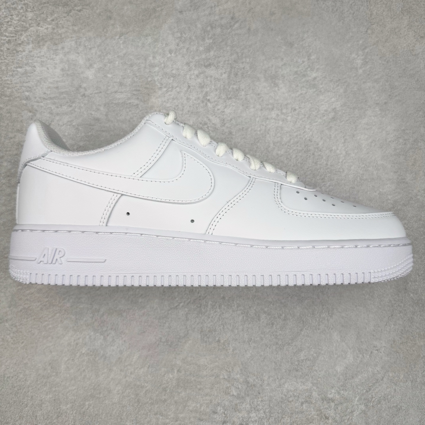＃LNM性价比批次 NK Air Force 1 Low \’07 空军一号低帮经典板鞋 纯白 CW2288-111 注意报货备注 此实拍为性价比二层皮批次 全鞋零荧光线 随意冲正 同步官方2025专柜在售全新版本细节 更新二分一背胶 全新货号 鞋盒规格 不规则波浪大底咬花 全鞋电脑针车 工整有序 视觉效果满分 原厂拉帮手法 标准四线 密度针距针孔大小控制到位 原装反口里网布海绵 正确卡色网眼大小 新版鞋撑改用纸团代替 原厂港宝加持完美还原灵魂版型 原盒原配从里到外百分百还原 原厂全头层原厂皮料 原标原盒 内置Sole气垫 中底白色背胶 中底划线 已经无限的接近公司 原厂楦头 原厂刺绣 后跟弧度修正 尺码：36 36.5 37.5 38 38.5 39 40 40.5 41 42 42.5 43 44 44.5 45 46-选品中心