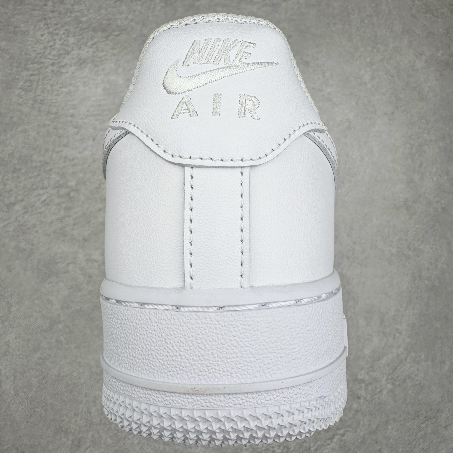 图片[8]-＃LNM性价比批次 NK Air Force 1 Low \’07 空军一号低帮经典板鞋 纯白 CW2288-111 注意报货备注 此实拍为性价比二层皮批次 全鞋零荧光线 随意冲正 同步官方2025专柜在售全新版本细节 更新二分一背胶 全新货号 鞋盒规格 不规则波浪大底咬花 全鞋电脑针车 工整有序 视觉效果满分 原厂拉帮手法 标准四线 密度针距针孔大小控制到位 原装反口里网布海绵 正确卡色网眼大小 新版鞋撑改用纸团代替 原厂港宝加持完美还原灵魂版型 原盒原配从里到外百分百还原 原厂全头层原厂皮料 原标原盒 内置Sole气垫 中底白色背胶 中底划线 已经无限的接近公司 原厂楦头 原厂刺绣 后跟弧度修正 尺码：36 36.5 37.5 38 38.5 39 40 40.5 41 42 42.5 43 44 44.5 45 46-选品中心