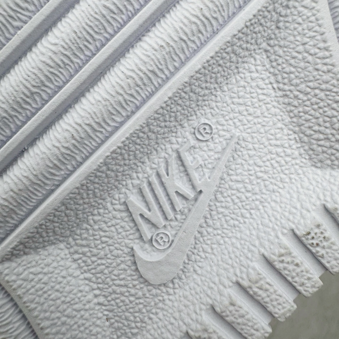 图片[19]-＃LNM性价比批次 NK Air Force 1 Low \’07 空军一号低帮经典板鞋 纯白 CW2288-111 注意报货备注 此实拍为性价比二层皮批次 全鞋零荧光线 随意冲正 同步官方2025专柜在售全新版本细节 更新二分一背胶 全新货号 鞋盒规格 不规则波浪大底咬花 全鞋电脑针车 工整有序 视觉效果满分 原厂拉帮手法 标准四线 密度针距针孔大小控制到位 原装反口里网布海绵 正确卡色网眼大小 新版鞋撑改用纸团代替 原厂港宝加持完美还原灵魂版型 原盒原配从里到外百分百还原 原厂全头层原厂皮料 原标原盒 内置Sole气垫 中底白色背胶 中底划线 已经无限的接近公司 原厂楦头 原厂刺绣 后跟弧度修正 尺码：36 36.5 37.5 38 38.5 39 40 40.5 41 42 42.5 43 44 44.5 45 46-选品中心