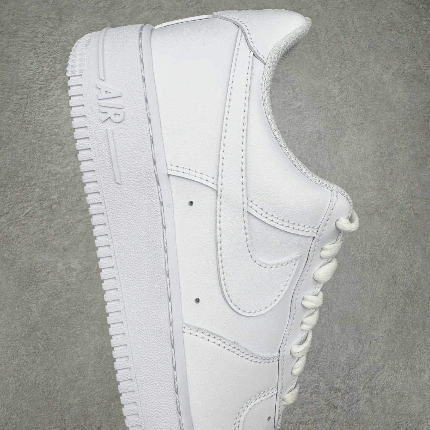 图片[6]-＃LNM性价比批次 NK Air Force 1 Low \’07 空军一号低帮经典板鞋 纯白 CW2288-111 注意报货备注 此实拍为性价比二层皮批次 全鞋零荧光线 随意冲正 同步官方2025专柜在售全新版本细节 更新二分一背胶 全新货号 鞋盒规格 不规则波浪大底咬花 全鞋电脑针车 工整有序 视觉效果满分 原厂拉帮手法 标准四线 密度针距针孔大小控制到位 原装反口里网布海绵 正确卡色网眼大小 新版鞋撑改用纸团代替 原厂港宝加持完美还原灵魂版型 原盒原配从里到外百分百还原 原厂全头层原厂皮料 原标原盒 内置Sole气垫 中底白色背胶 中底划线 已经无限的接近公司 原厂楦头 原厂刺绣 后跟弧度修正 尺码：36 36.5 37.5 38 38.5 39 40 40.5 41 42 42.5 43 44 44.5 45 46-选品中心