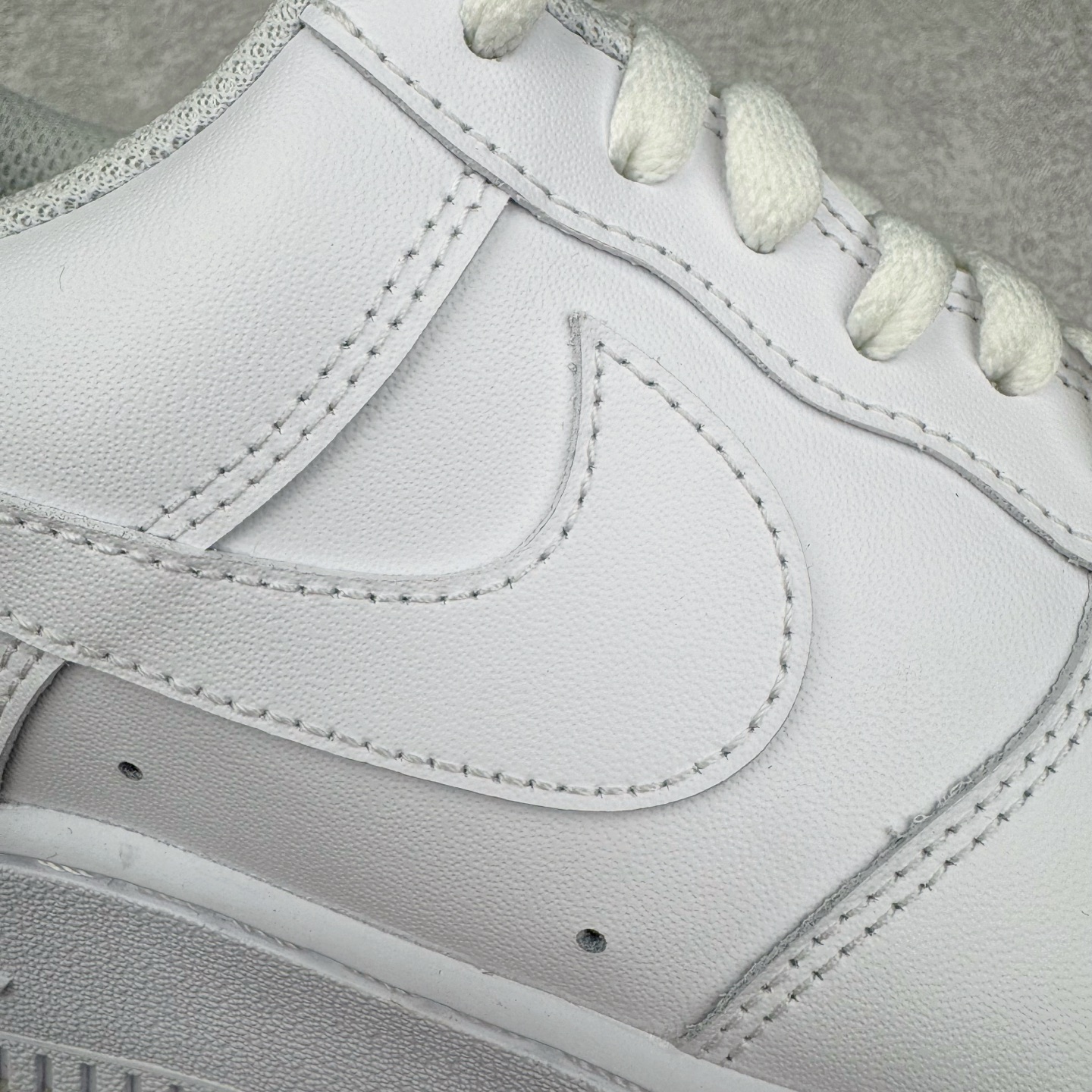 图片[20]-＃LNM性价比批次 NK Air Force 1 Low \’07 空军一号低帮经典板鞋 纯白 CW2288-111 注意报货备注 此实拍为性价比二层皮批次 全鞋零荧光线 随意冲正 同步官方2025专柜在售全新版本细节 更新二分一背胶 全新货号 鞋盒规格 不规则波浪大底咬花 全鞋电脑针车 工整有序 视觉效果满分 原厂拉帮手法 标准四线 密度针距针孔大小控制到位 原装反口里网布海绵 正确卡色网眼大小 新版鞋撑改用纸团代替 原厂港宝加持完美还原灵魂版型 原盒原配从里到外百分百还原 原厂全头层原厂皮料 原标原盒 内置Sole气垫 中底白色背胶 中底划线 已经无限的接近公司 原厂楦头 原厂刺绣 后跟弧度修正 尺码：36 36.5 37.5 38 38.5 39 40 40.5 41 42 42.5 43 44 44.5 45 46-选品中心