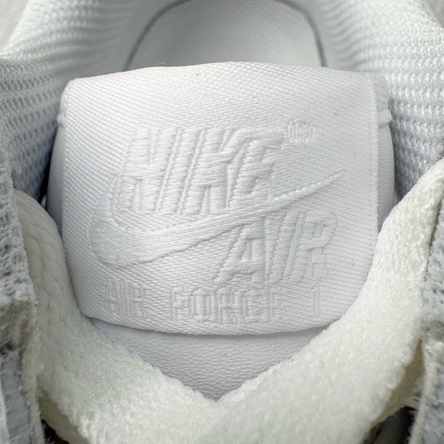 图片[14]-＃LNM性价比批次 NK Air Force 1 Low \’07 空军一号低帮经典板鞋 纯白 CW2288-111 注意报货备注 此实拍为性价比二层皮批次 全鞋零荧光线 随意冲正 同步官方2025专柜在售全新版本细节 更新二分一背胶 全新货号 鞋盒规格 不规则波浪大底咬花 全鞋电脑针车 工整有序 视觉效果满分 原厂拉帮手法 标准四线 密度针距针孔大小控制到位 原装反口里网布海绵 正确卡色网眼大小 新版鞋撑改用纸团代替 原厂港宝加持完美还原灵魂版型 原盒原配从里到外百分百还原 原厂全头层原厂皮料 原标原盒 内置Sole气垫 中底白色背胶 中底划线 已经无限的接近公司 原厂楦头 原厂刺绣 后跟弧度修正 尺码：36 36.5 37.5 38 38.5 39 40 40.5 41 42 42.5 43 44 44.5 45 46-选品中心