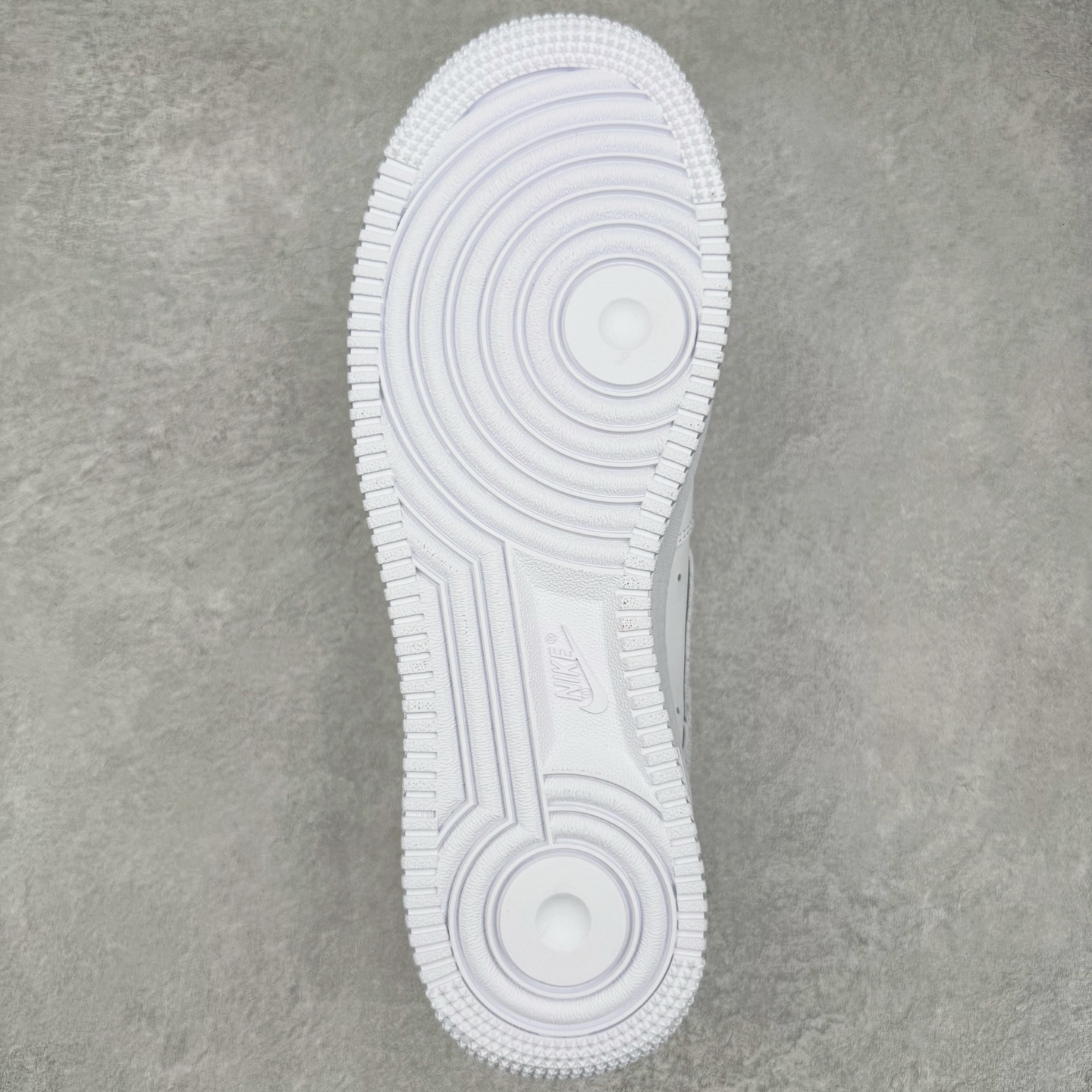 图片[9]-＃LNM性价比批次 NK Air Force 1 Low \’07 空军一号低帮经典板鞋 纯白 CW2288-111 注意报货备注 此实拍为性价比二层皮批次 全鞋零荧光线 随意冲正 同步官方2025专柜在售全新版本细节 更新二分一背胶 全新货号 鞋盒规格 不规则波浪大底咬花 全鞋电脑针车 工整有序 视觉效果满分 原厂拉帮手法 标准四线 密度针距针孔大小控制到位 原装反口里网布海绵 正确卡色网眼大小 新版鞋撑改用纸团代替 原厂港宝加持完美还原灵魂版型 原盒原配从里到外百分百还原 原厂全头层原厂皮料 原标原盒 内置Sole气垫 中底白色背胶 中底划线 已经无限的接近公司 原厂楦头 原厂刺绣 后跟弧度修正 尺码：36 36.5 37.5 38 38.5 39 40 40.5 41 42 42.5 43 44 44.5 45 46-选品中心