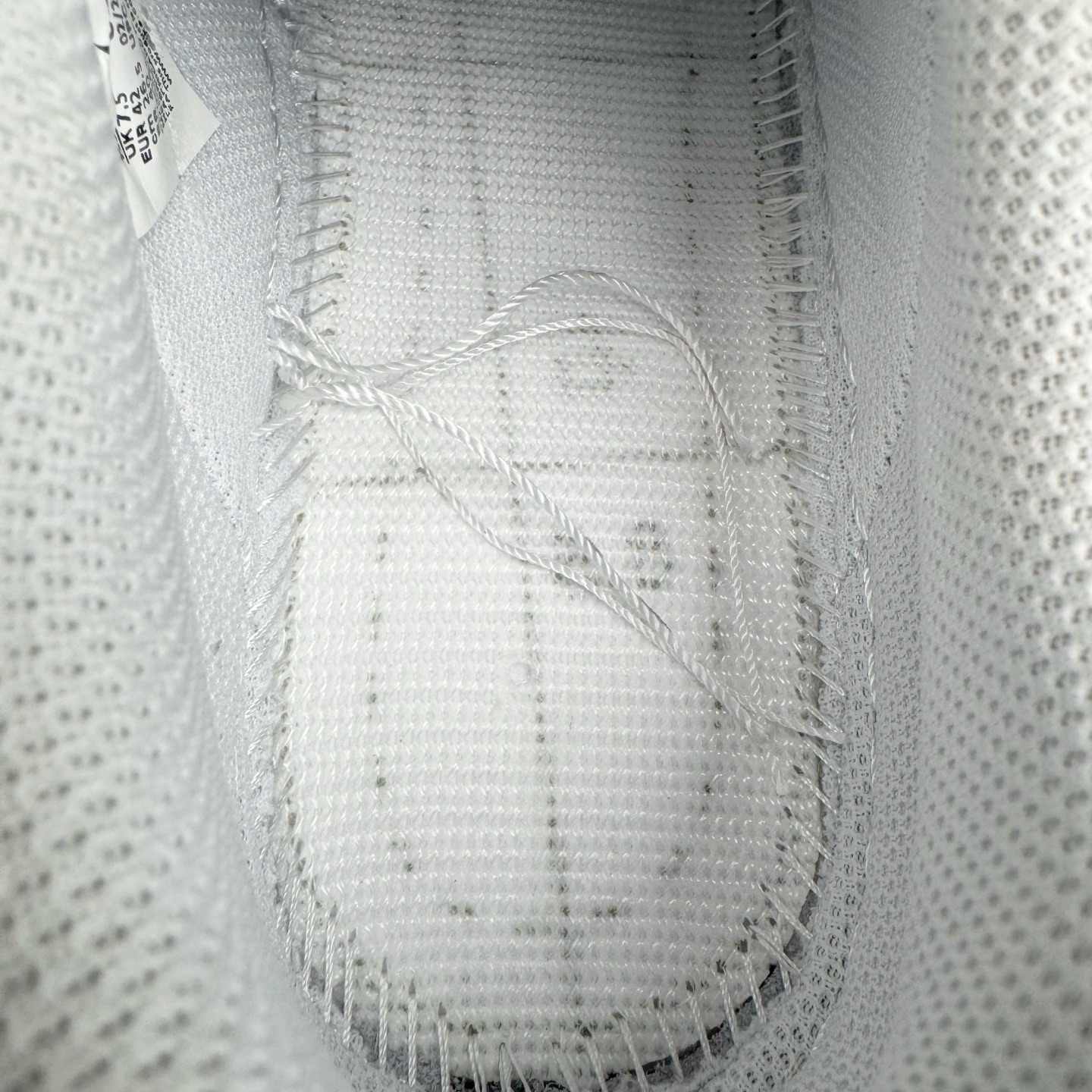 图片[11]-＃LNM性价比批次 NK Air Force 1 Low \’07 空军一号低帮经典板鞋 纯白 CW2288-111 注意报货备注 此实拍为性价比二层皮批次 全鞋零荧光线 随意冲正 同步官方2025专柜在售全新版本细节 更新二分一背胶 全新货号 鞋盒规格 不规则波浪大底咬花 全鞋电脑针车 工整有序 视觉效果满分 原厂拉帮手法 标准四线 密度针距针孔大小控制到位 原装反口里网布海绵 正确卡色网眼大小 新版鞋撑改用纸团代替 原厂港宝加持完美还原灵魂版型 原盒原配从里到外百分百还原 原厂全头层原厂皮料 原标原盒 内置Sole气垫 中底白色背胶 中底划线 已经无限的接近公司 原厂楦头 原厂刺绣 后跟弧度修正 尺码：36 36.5 37.5 38 38.5 39 40 40.5 41 42 42.5 43 44 44.5 45 46-选品中心