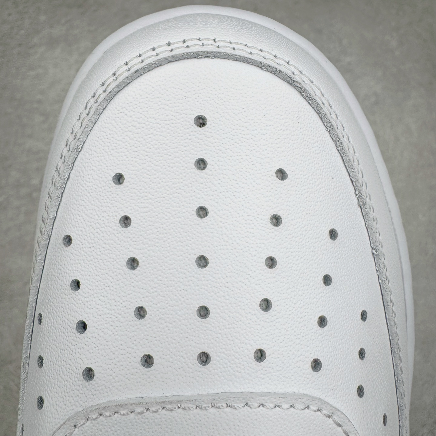 图片[16]-＃LNM性价比批次 NK Air Force 1 Low \’07 空军一号低帮经典板鞋 纯白 CW2288-111 注意报货备注 此实拍为性价比二层皮批次 全鞋零荧光线 随意冲正 同步官方2025专柜在售全新版本细节 更新二分一背胶 全新货号 鞋盒规格 不规则波浪大底咬花 全鞋电脑针车 工整有序 视觉效果满分 原厂拉帮手法 标准四线 密度针距针孔大小控制到位 原装反口里网布海绵 正确卡色网眼大小 新版鞋撑改用纸团代替 原厂港宝加持完美还原灵魂版型 原盒原配从里到外百分百还原 原厂全头层原厂皮料 原标原盒 内置Sole气垫 中底白色背胶 中底划线 已经无限的接近公司 原厂楦头 原厂刺绣 后跟弧度修正 尺码：36 36.5 37.5 38 38.5 39 40 40.5 41 42 42.5 43 44 44.5 45 46-选品中心