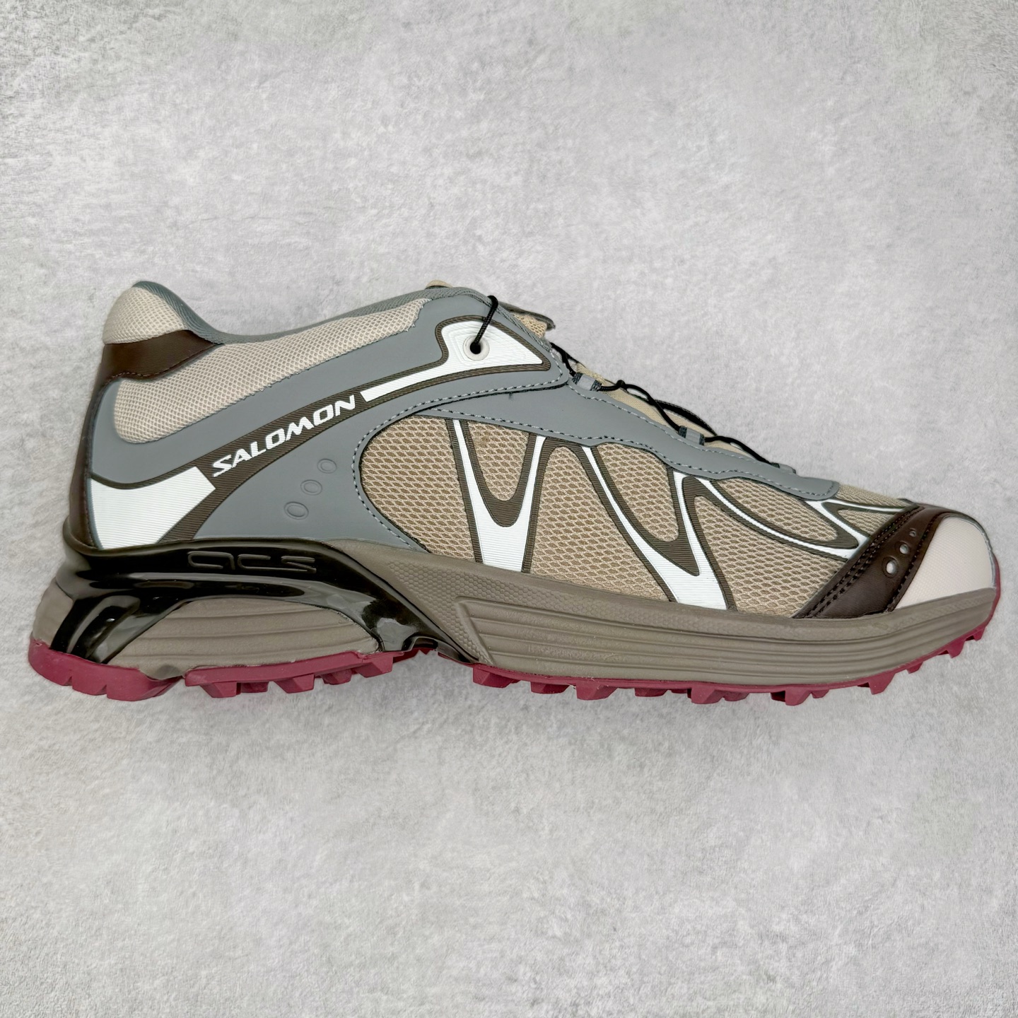 ＃GX SALOMON XT-WHISPER 萨洛蒙圆头防滑耐磨低帮休闲越野训练城市通勤跑步鞋 男女同款 浅棕色 纯原外贸平台特供订单 耗时半年巨作 全套原纸板楦头开发 原厂特供网布配套加持 确保原汁原味 完美呈现版型 原档数据独家私模五层组合大底 男女鞋同步官方开发至46.5 原装Ortholite轻量化鞋垫 中底布带钢印编号 原厂TPU锁扣 进口港宝加持 后跟自然饱满 还原公司包裹性 鞋面以“锯齿”状的包裹系统呈现 在基色底之下加入了各种色点缀 将公司的最新技术和时尚前卫的造型融入耐用的长跑款式中 鞋面由 TPU 薄膜制成 并焊接在高耐磨网眼上 使其既时尚又坚固 由 ACS底盘支撑 可增强稳定性和支撑力 以及由橡胶凸耳 Contragrip外底覆盖的 EVA 缓冲中底 旨在应对崎岖的地形 鞋舌上的彩色Salomon 标签、Quicklace 系统以及鞋头、鞋舌和鞋跟上的附加品牌使细节更加完美 让穿着者可以轻松驾驭户外与通勤下的任何运动生活场景 无缝鞋身户外随意纵横 颜值与脚感兼备 出街通勤 绝对非常吸睛 你值得拥有 尺码：36 36.5 37.5 38 38.5 39 40 40.5 41 42 42.5 43 44 44.5 45 46 46.5 注意：偏小1码-选品中心