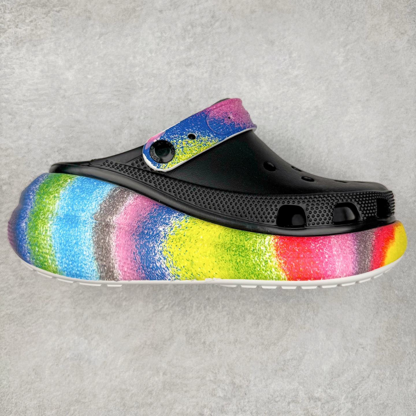 ＃DG莞产 Crocs Classic Clog 卡骆驰休闲沙滩洞洞鞋拖鞋凉鞋泡芙鞋 联名款 透明防水袋包装 注意配件需单独购买 超轻Croslite专利材料打造 鞋面更加耐用易清洗 该鞋款轻盈舒适 2002年 经典克骆格诞生 秉承外形简单 穿着舒适的初衷 不断为消费者带来舒适的穿着体验 穿出“趣”味 鞋面洞洞可搭彰显个性的智必星 一鞋两穿 可调节式后跟带增添鞋身的稳固性能 放前面变成愜意舒适的凉拖 放后面行走跑跳更加稳妥 Croslite ™材料 封闭式细胞树脂 能够在体温作用下自动变形以适应脚部形状 涉水性优秀的同时易于清洁 抓地力强 不易打滑 Crocs的核心理念：轻便 灵活 全方位的舒适感 同步官方尺码：M4（36-37） M5（37-38）M6（38-39）M7（39-40）-选品中心