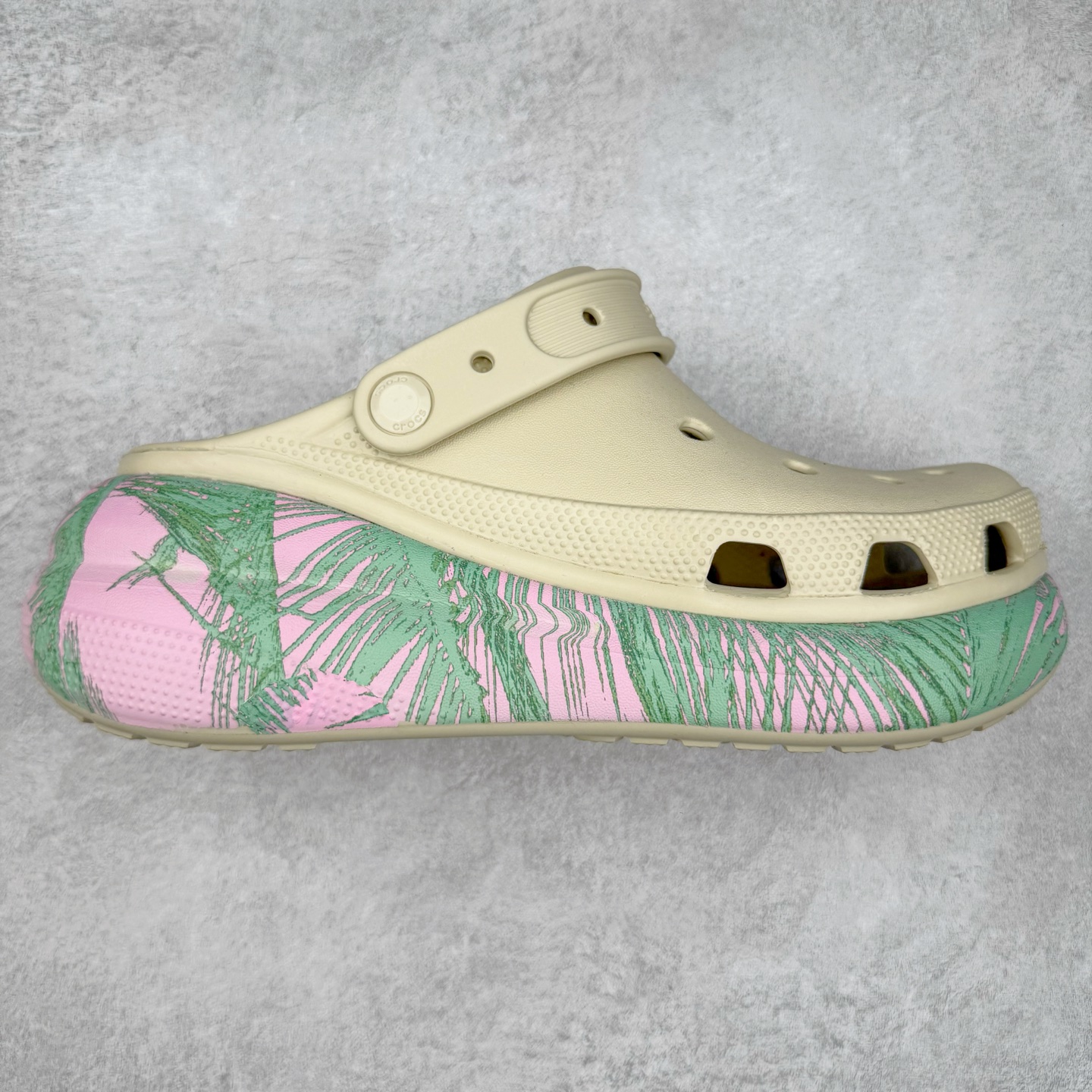 ＃DG莞产 Crocs Classic Clog 卡骆驰休闲沙滩洞洞鞋拖鞋凉鞋泡芙鞋 联名款 透明防水袋包装 注意配件需单独购买 超轻Croslite专利材料打造 鞋面更加耐用易清洗 该鞋款轻盈舒适 2002年 经典克骆格诞生 秉承外形简单 穿着舒适的初衷 不断为消费者带来舒适的穿着体验 穿出“趣”味 鞋面洞洞可搭彰显个性的智必星 一鞋两穿 可调节式后跟带增添鞋身的稳固性能 放前面变成愜意舒适的凉拖 放后面行走跑跳更加稳妥 Croslite ™材料 封闭式细胞树脂 能够在体温作用下自动变形以适应脚部形状 涉水性优秀的同时易于清洁 抓地力强 不易打滑 Crocs的核心理念：轻便 灵活 全方位的舒适感 同步官方尺码：M4（36-37） M5（37-38）M6（38-39）M7（39-40）-选品中心