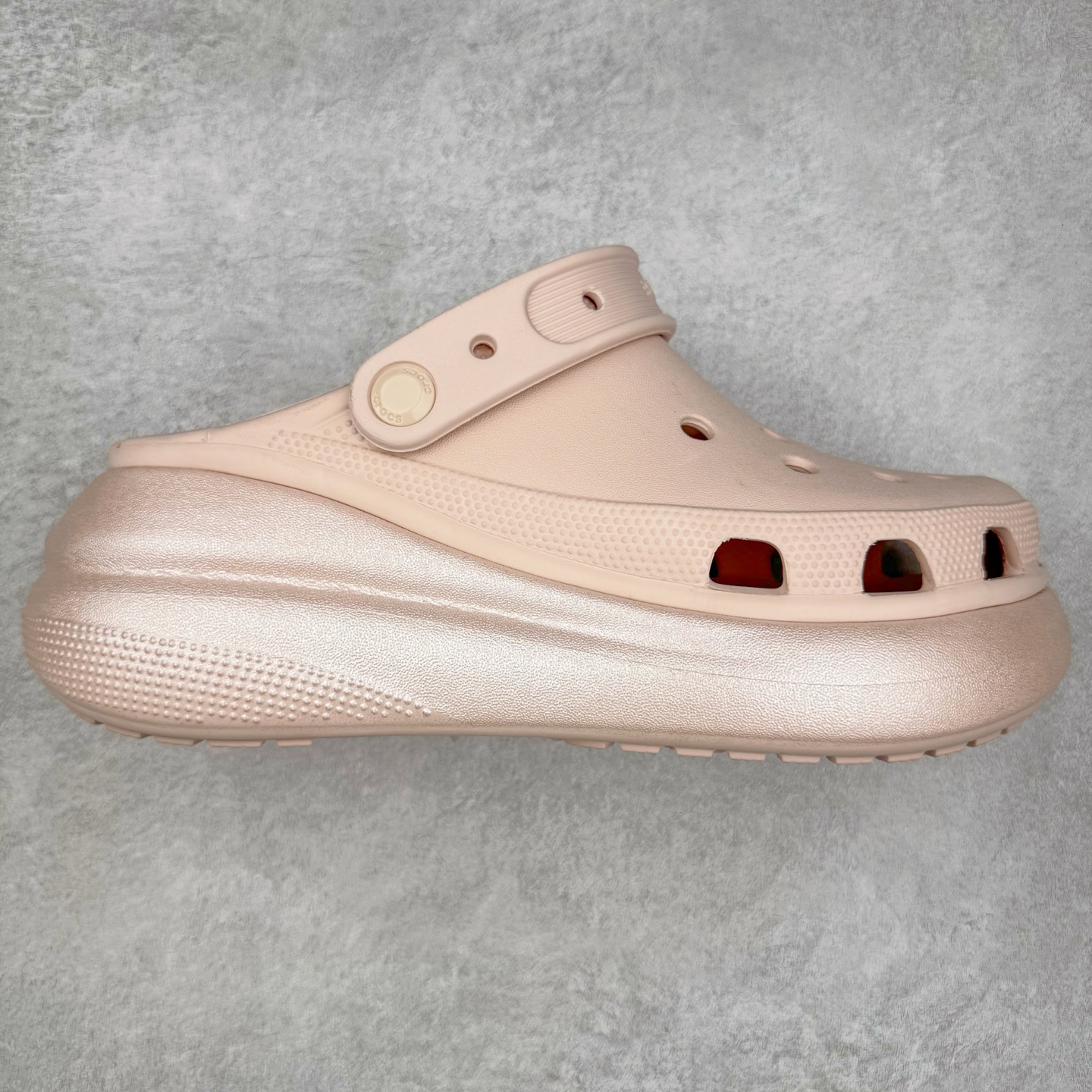 ＃DG莞产 Crocs Classic Clog 卡骆驰休闲沙滩洞洞鞋拖鞋凉鞋泡芙鞋 联名款 透明防水袋包装 注意配件需单独购买 超轻Croslite专利材料打造 鞋面更加耐用易清洗 该鞋款轻盈舒适 2002年 经典克骆格诞生 秉承外形简单 穿着舒适的初衷 不断为消费者带来舒适的穿着体验 穿出“趣”味 鞋面洞洞可搭彰显个性的智必星 一鞋两穿 可调节式后跟带增添鞋身的稳固性能 放前面变成愜意舒适的凉拖 放后面行走跑跳更加稳妥 Croslite ™材料 封闭式细胞树脂 能够在体温作用下自动变形以适应脚部形状 涉水性优秀的同时易于清洁 抓地力强 不易打滑 Crocs的核心理念：轻便 灵活 全方位的舒适感 同步官方尺码：M4（36-37） M5（37-38）M6（38-39）M7（39-40）-选品中心