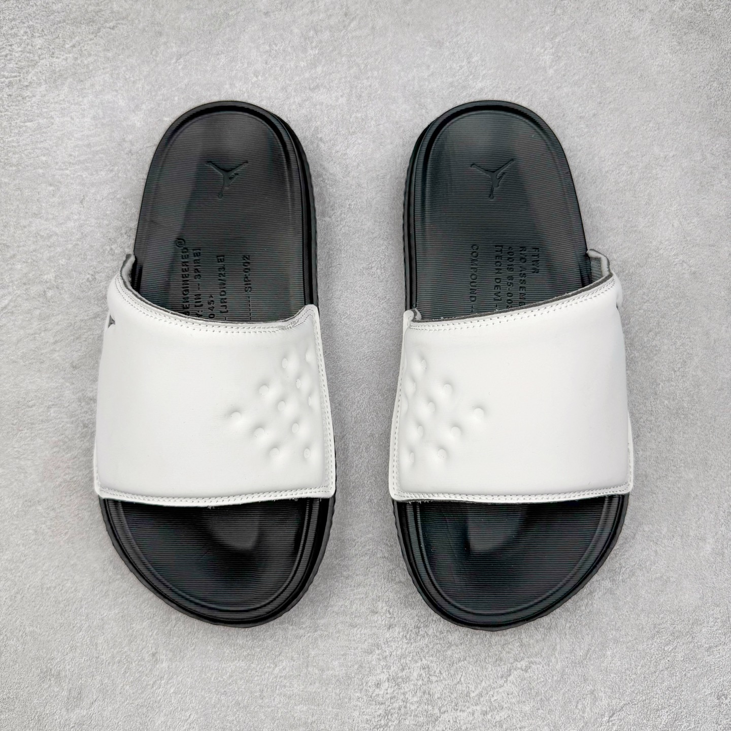 图片[11]-Air Jordan Play Slide AJ游玩系列舒适透气时尚一字休闲运动拖鞋 DC9835 运动拖鞋 面料材质为合成革 纯色简约设计 时尚百搭 耐磨性强 稳定性高 抓地更牢 不易打滑 尺码：36 37.5 38 39 40 41 42 43 44 45-选品中心