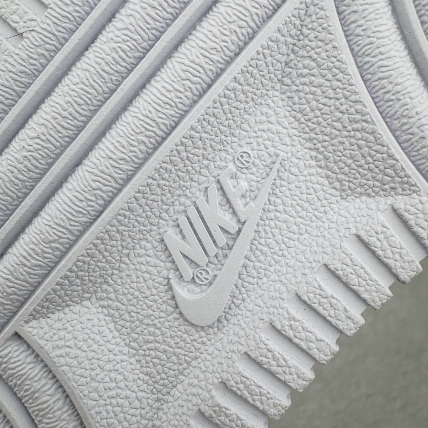 图片[22]-＃LNM专柜版 NK Air Force 1 Low \’07 空军一号低帮经典板鞋 纯白 CW2288-111 原厂Sadesa D9 皮料 细纹排气孔完全一致 质感非市场通货可碰瓷 全鞋零荧光线 随意冲正 同步官方2025专柜在售全新版本细节 更新二分一背胶 全新货号 鞋盒规格 不规则波浪大底咬花 全鞋电脑针车 工整有序 视觉效果满分 原厂拉帮手法 标准四线 密度针距针孔大小控制到位 原装反口里网布海绵 正确卡色网眼大小 新版鞋撑改用纸团代替 原厂港宝加持完美还原灵魂版型 原盒原配从里到外百分百还原 原厂全头层原厂皮料 原标原盒 内置Sole气垫 中底白色背胶 中底划线 已经无限的接近公司 原厂楦头 原厂刺绣 后跟弧度修正 尺码：36 36.5 37.5 38 38.5 39 40 40.5 41 42 42.5 43 44 44.5 45 46-选品中心