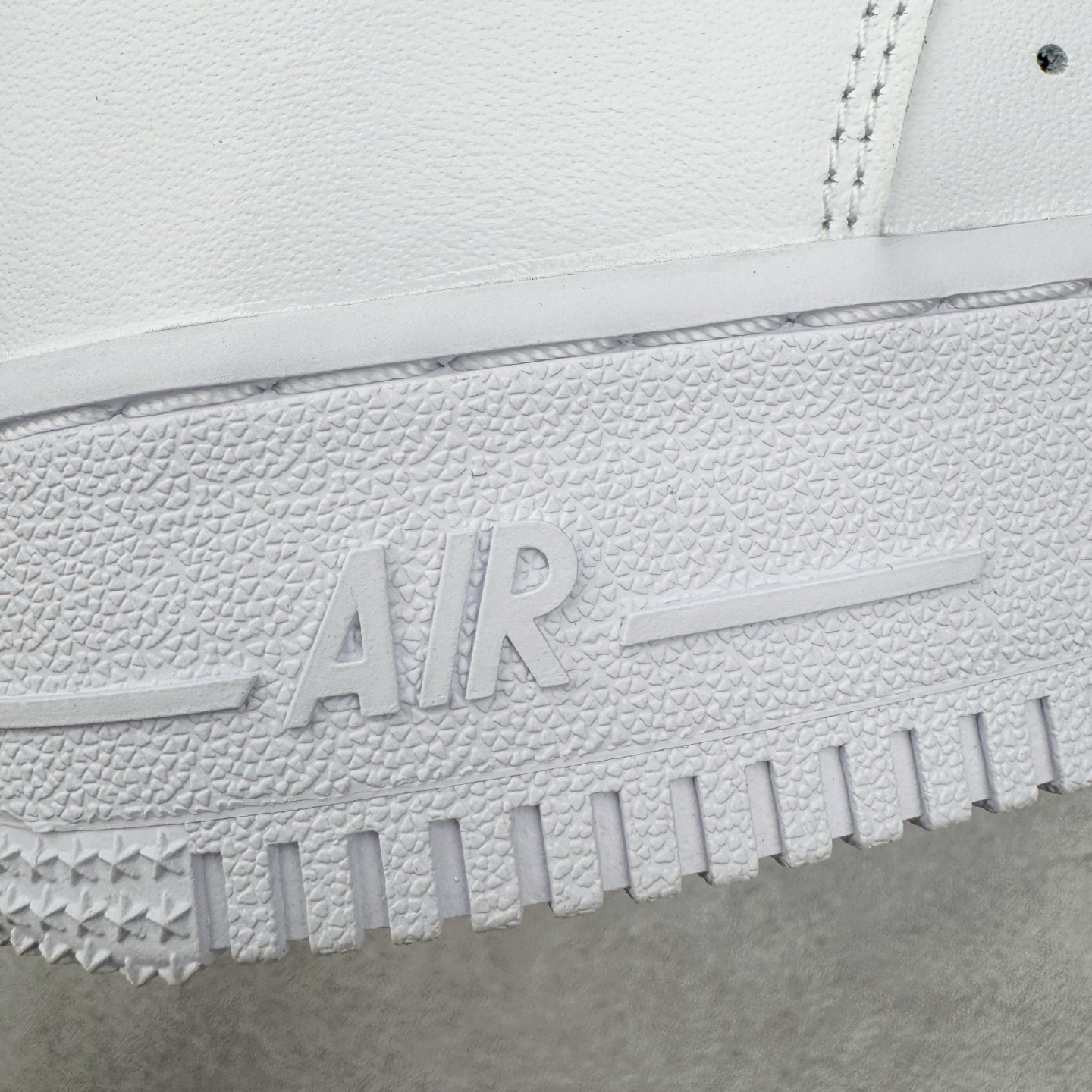 图片[21]-＃LNM专柜版 NK Air Force 1 Low \’07 空军一号低帮经典板鞋 纯白 CW2288-111 原厂Sadesa D9 皮料 细纹排气孔完全一致 质感非市场通货可碰瓷 全鞋零荧光线 随意冲正 同步官方2025专柜在售全新版本细节 更新二分一背胶 全新货号 鞋盒规格 不规则波浪大底咬花 全鞋电脑针车 工整有序 视觉效果满分 原厂拉帮手法 标准四线 密度针距针孔大小控制到位 原装反口里网布海绵 正确卡色网眼大小 新版鞋撑改用纸团代替 原厂港宝加持完美还原灵魂版型 原盒原配从里到外百分百还原 原厂全头层原厂皮料 原标原盒 内置Sole气垫 中底白色背胶 中底划线 已经无限的接近公司 原厂楦头 原厂刺绣 后跟弧度修正 尺码：36 36.5 37.5 38 38.5 39 40 40.5 41 42 42.5 43 44 44.5 45 46-选品中心