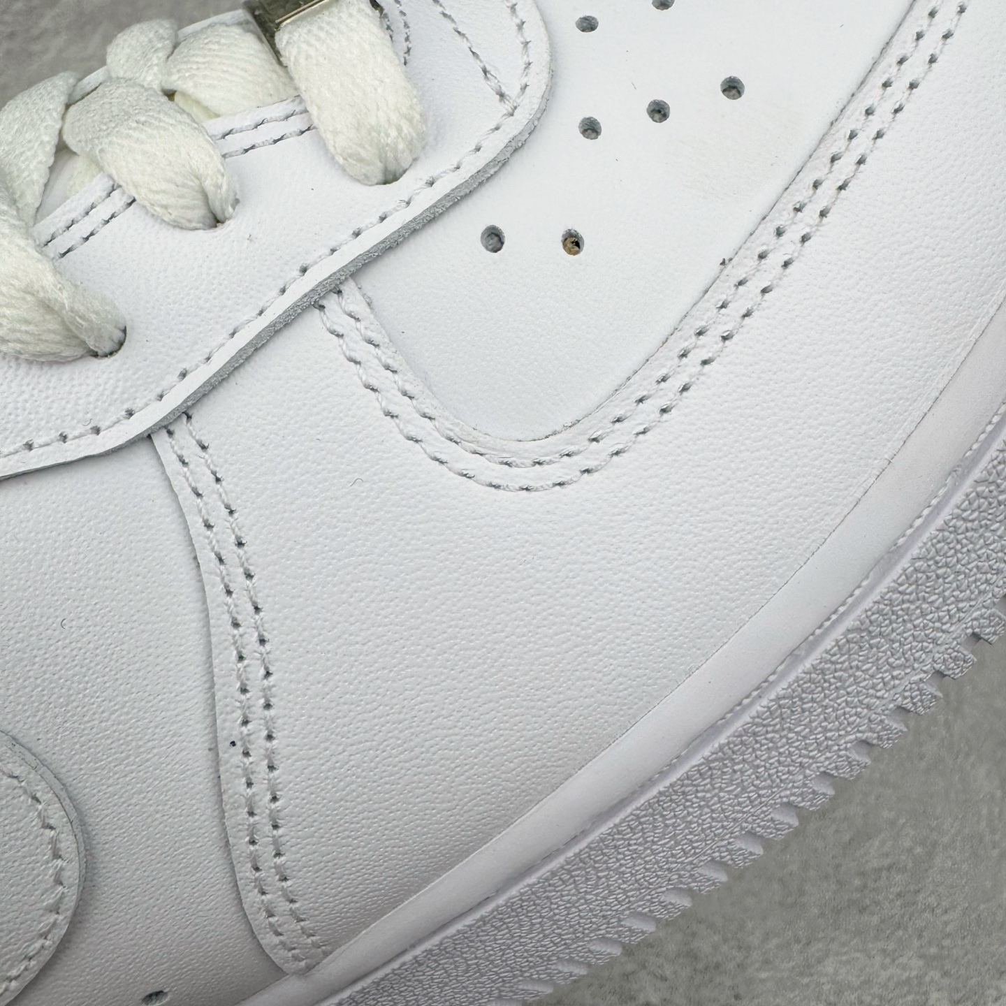 图片[20]-＃LNM专柜版 NK Air Force 1 Low \’07 空军一号低帮经典板鞋 纯白 CW2288-111 原厂Sadesa D9 皮料 细纹排气孔完全一致 质感非市场通货可碰瓷 全鞋零荧光线 随意冲正 同步官方2025专柜在售全新版本细节 更新二分一背胶 全新货号 鞋盒规格 不规则波浪大底咬花 全鞋电脑针车 工整有序 视觉效果满分 原厂拉帮手法 标准四线 密度针距针孔大小控制到位 原装反口里网布海绵 正确卡色网眼大小 新版鞋撑改用纸团代替 原厂港宝加持完美还原灵魂版型 原盒原配从里到外百分百还原 原厂全头层原厂皮料 原标原盒 内置Sole气垫 中底白色背胶 中底划线 已经无限的接近公司 原厂楦头 原厂刺绣 后跟弧度修正 尺码：36 36.5 37.5 38 38.5 39 40 40.5 41 42 42.5 43 44 44.5 45 46-选品中心