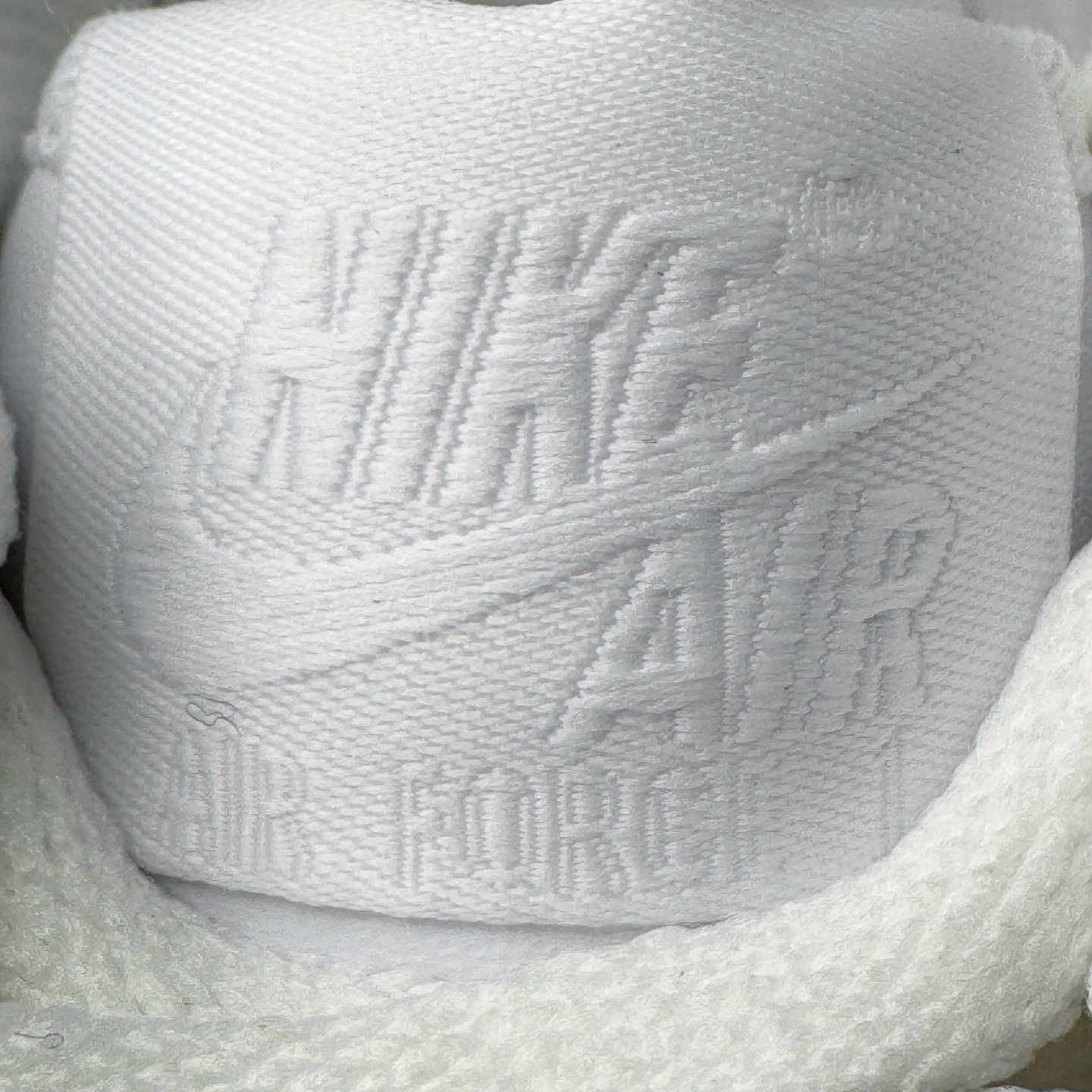 图片[17]-＃LNM专柜版 NK Air Force 1 Low \’07 空军一号低帮经典板鞋 纯白 CW2288-111 原厂Sadesa D9 皮料 细纹排气孔完全一致 质感非市场通货可碰瓷 全鞋零荧光线 随意冲正 同步官方2025专柜在售全新版本细节 更新二分一背胶 全新货号 鞋盒规格 不规则波浪大底咬花 全鞋电脑针车 工整有序 视觉效果满分 原厂拉帮手法 标准四线 密度针距针孔大小控制到位 原装反口里网布海绵 正确卡色网眼大小 新版鞋撑改用纸团代替 原厂港宝加持完美还原灵魂版型 原盒原配从里到外百分百还原 原厂全头层原厂皮料 原标原盒 内置Sole气垫 中底白色背胶 中底划线 已经无限的接近公司 原厂楦头 原厂刺绣 后跟弧度修正 尺码：36 36.5 37.5 38 38.5 39 40 40.5 41 42 42.5 43 44 44.5 45 46-选品中心