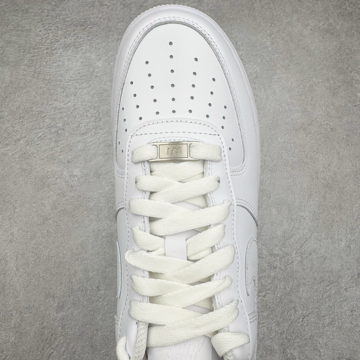 图片[4]-＃LNM专柜版 NK Air Force 1 Low \’07 空军一号低帮经典板鞋 纯白 CW2288-111 原厂Sadesa D9 皮料 细纹排气孔完全一致 质感非市场通货可碰瓷 全鞋零荧光线 随意冲正 同步官方2025专柜在售全新版本细节 更新二分一背胶 全新货号 鞋盒规格 不规则波浪大底咬花 全鞋电脑针车 工整有序 视觉效果满分 原厂拉帮手法 标准四线 密度针距针孔大小控制到位 原装反口里网布海绵 正确卡色网眼大小 新版鞋撑改用纸团代替 原厂港宝加持完美还原灵魂版型 原盒原配从里到外百分百还原 原厂全头层原厂皮料 原标原盒 内置Sole气垫 中底白色背胶 中底划线 已经无限的接近公司 原厂楦头 原厂刺绣 后跟弧度修正 尺码：36 36.5 37.5 38 38.5 39 40 40.5 41 42 42.5 43 44 44.5 45 46-选品中心