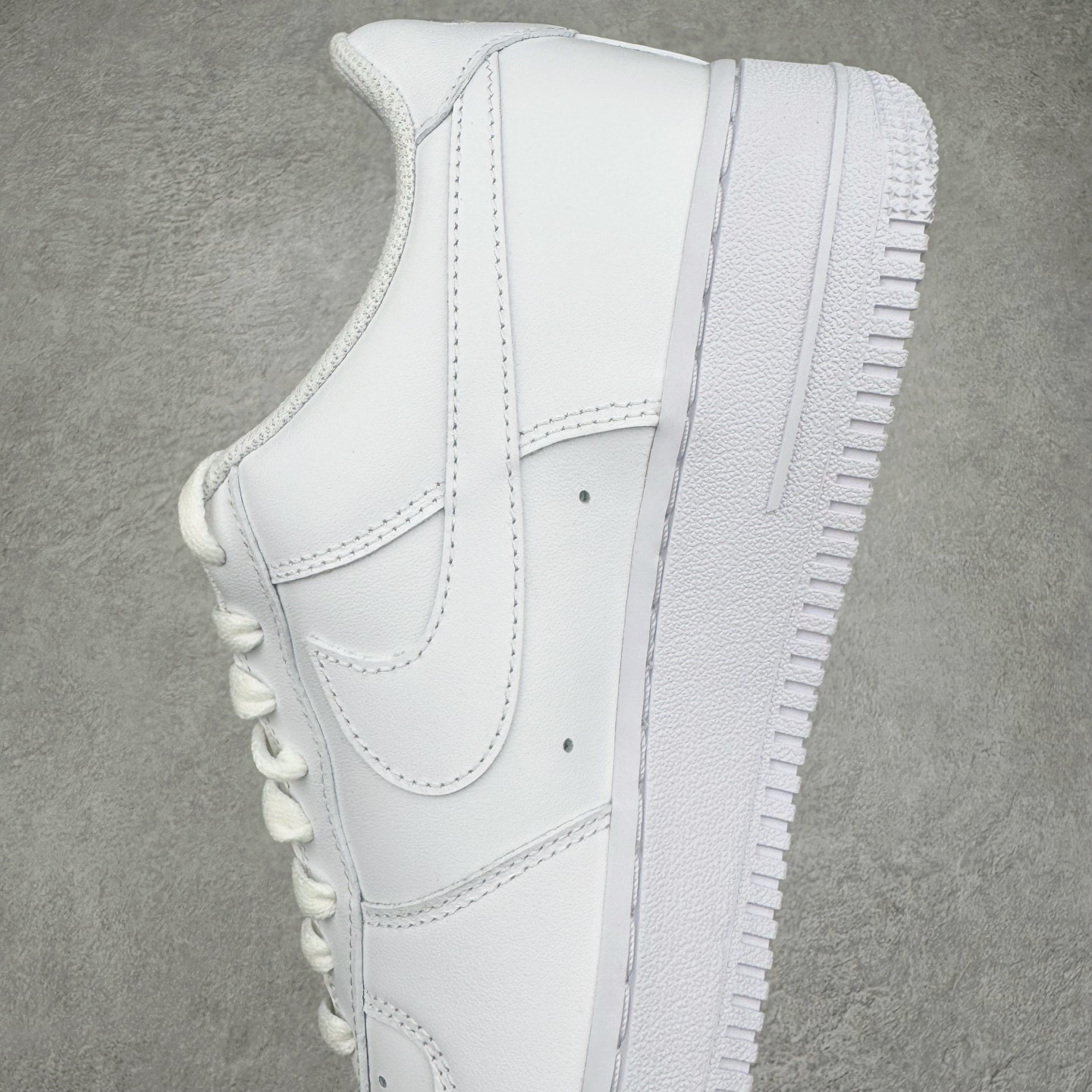 图片[7]-＃LNM专柜版 NK Air Force 1 Low \’07 空军一号低帮经典板鞋 纯白 CW2288-111 原厂Sadesa D9 皮料 细纹排气孔完全一致 质感非市场通货可碰瓷 全鞋零荧光线 随意冲正 同步官方2025专柜在售全新版本细节 更新二分一背胶 全新货号 鞋盒规格 不规则波浪大底咬花 全鞋电脑针车 工整有序 视觉效果满分 原厂拉帮手法 标准四线 密度针距针孔大小控制到位 原装反口里网布海绵 正确卡色网眼大小 新版鞋撑改用纸团代替 原厂港宝加持完美还原灵魂版型 原盒原配从里到外百分百还原 原厂全头层原厂皮料 原标原盒 内置Sole气垫 中底白色背胶 中底划线 已经无限的接近公司 原厂楦头 原厂刺绣 后跟弧度修正 尺码：36 36.5 37.5 38 38.5 39 40 40.5 41 42 42.5 43 44 44.5 45 46-选品中心