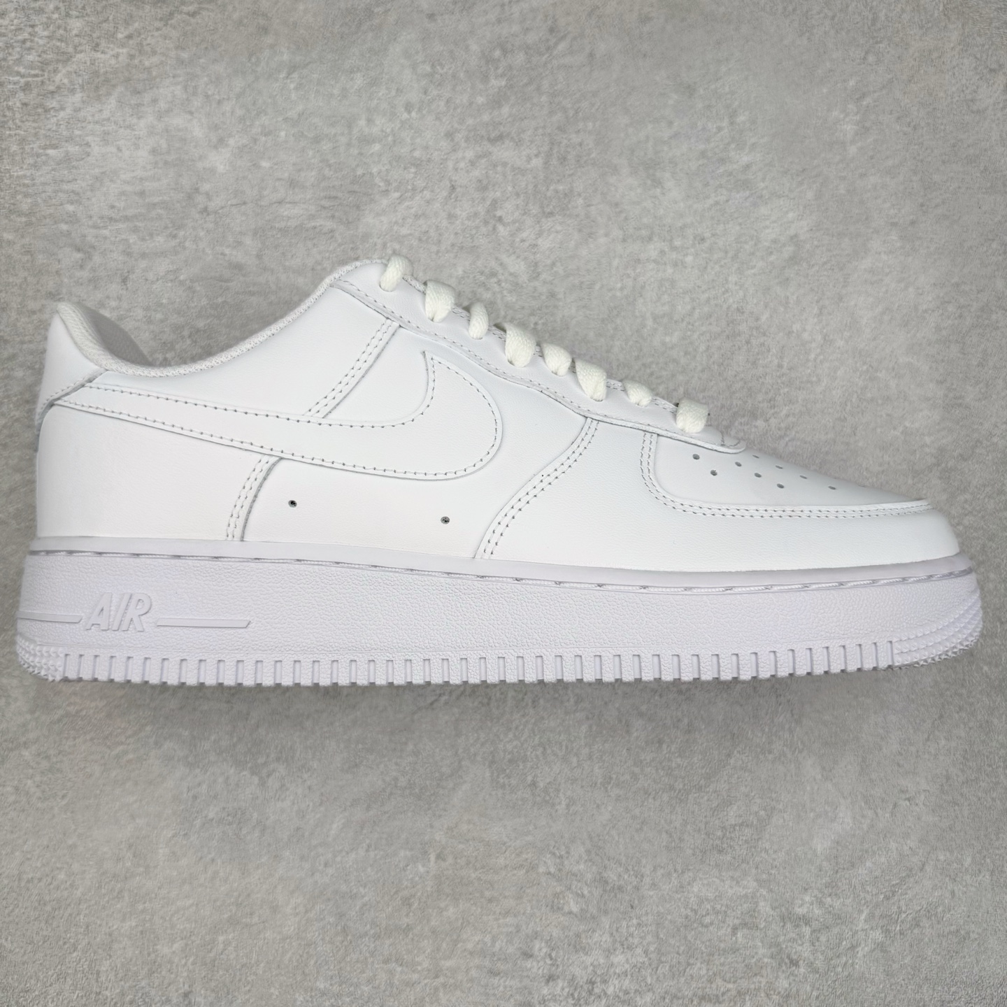 ＃LNM专柜版 NK Air Force 1 Low \’07 空军一号低帮经典板鞋 纯白 CW2288-111 原厂Sadesa D9 皮料 细纹排气孔完全一致 质感非市场通货可碰瓷 全鞋零荧光线 随意冲正 同步官方2025专柜在售全新版本细节 更新二分一背胶 全新货号 鞋盒规格 不规则波浪大底咬花 全鞋电脑针车 工整有序 视觉效果满分 原厂拉帮手法 标准四线 密度针距针孔大小控制到位 原装反口里网布海绵 正确卡色网眼大小 新版鞋撑改用纸团代替 原厂港宝加持完美还原灵魂版型 原盒原配从里到外百分百还原 原厂全头层原厂皮料 原标原盒 内置Sole气垫 中底白色背胶 中底划线 已经无限的接近公司 原厂楦头 原厂刺绣 后跟弧度修正 尺码：36 36.5 37.5 38 38.5 39 40 40.5 41 42 42.5 43 44 44.5 45 46-选品中心