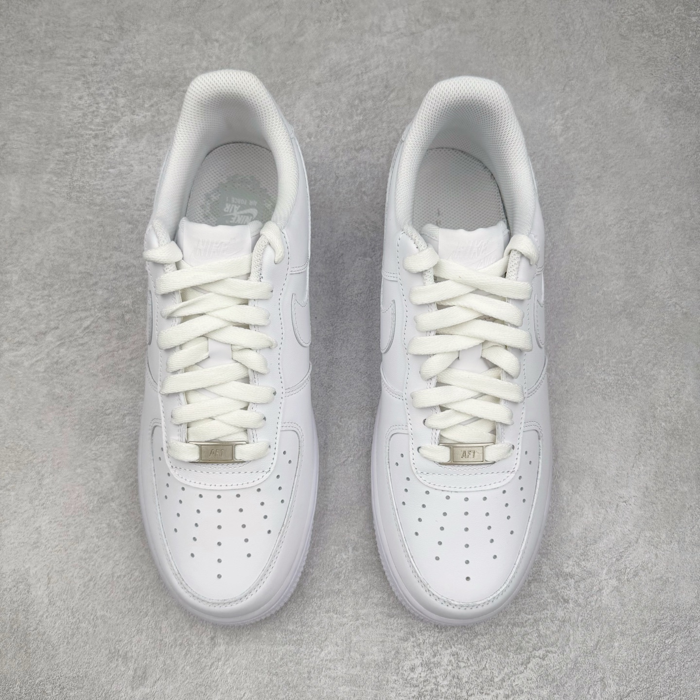 图片[2]-＃LNM专柜版 NK Air Force 1 Low \’07 空军一号低帮经典板鞋 纯白 CW2288-111 原厂Sadesa D9 皮料 细纹排气孔完全一致 质感非市场通货可碰瓷 全鞋零荧光线 随意冲正 同步官方2025专柜在售全新版本细节 更新二分一背胶 全新货号 鞋盒规格 不规则波浪大底咬花 全鞋电脑针车 工整有序 视觉效果满分 原厂拉帮手法 标准四线 密度针距针孔大小控制到位 原装反口里网布海绵 正确卡色网眼大小 新版鞋撑改用纸团代替 原厂港宝加持完美还原灵魂版型 原盒原配从里到外百分百还原 原厂全头层原厂皮料 原标原盒 内置Sole气垫 中底白色背胶 中底划线 已经无限的接近公司 原厂楦头 原厂刺绣 后跟弧度修正 尺码：36 36.5 37.5 38 38.5 39 40 40.5 41 42 42.5 43 44 44.5 45 46-选品中心