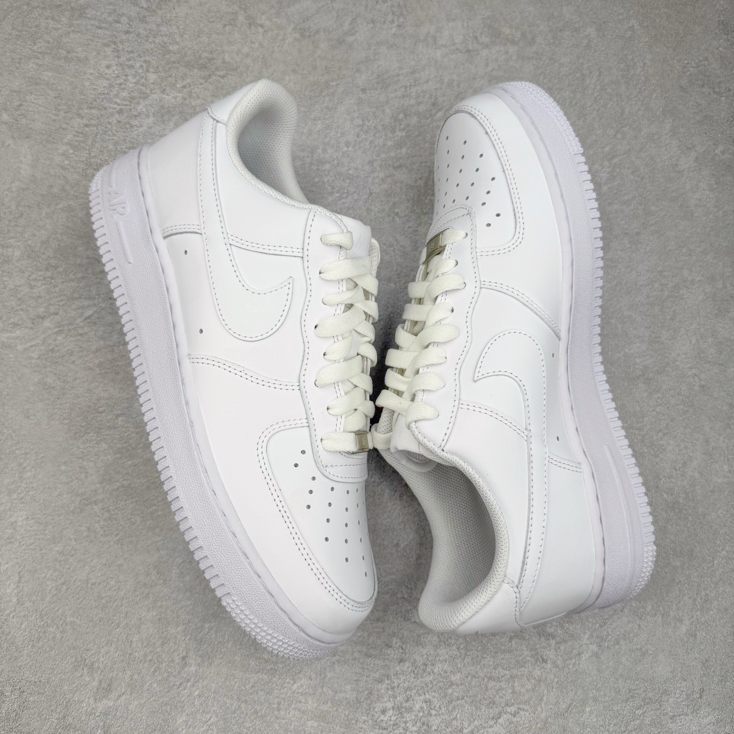 图片[3]-＃LNM专柜版 NK Air Force 1 Low \’07 空军一号低帮经典板鞋 纯白 CW2288-111 原厂Sadesa D9 皮料 细纹排气孔完全一致 质感非市场通货可碰瓷 全鞋零荧光线 随意冲正 同步官方2025专柜在售全新版本细节 更新二分一背胶 全新货号 鞋盒规格 不规则波浪大底咬花 全鞋电脑针车 工整有序 视觉效果满分 原厂拉帮手法 标准四线 密度针距针孔大小控制到位 原装反口里网布海绵 正确卡色网眼大小 新版鞋撑改用纸团代替 原厂港宝加持完美还原灵魂版型 原盒原配从里到外百分百还原 原厂全头层原厂皮料 原标原盒 内置Sole气垫 中底白色背胶 中底划线 已经无限的接近公司 原厂楦头 原厂刺绣 后跟弧度修正 尺码：36 36.5 37.5 38 38.5 39 40 40.5 41 42 42.5 43 44 44.5 45 46-选品中心