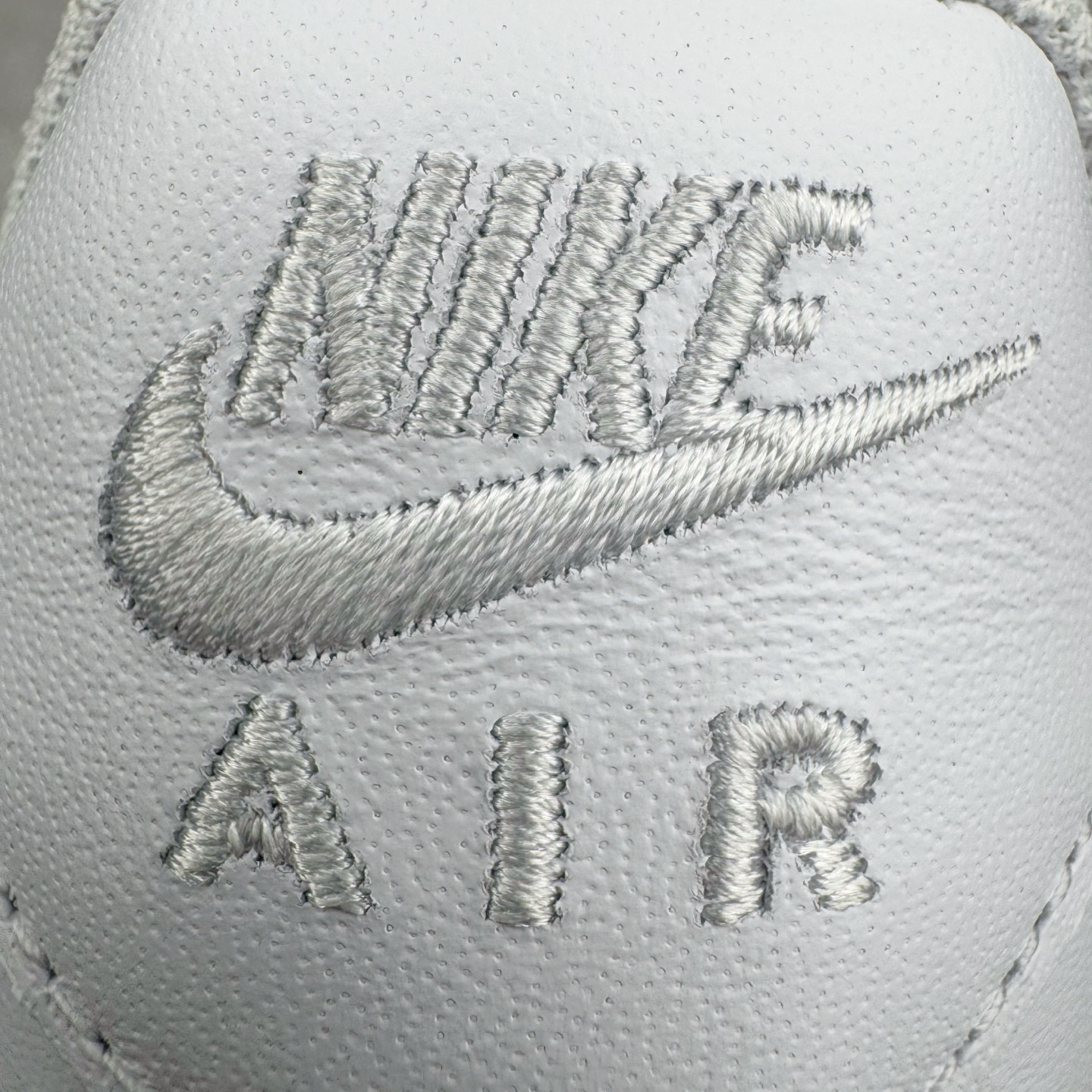 图片[13]-＃LNM专柜版 NK Air Force 1 Low \’07 空军一号低帮经典板鞋 纯白 CW2288-111 原厂Sadesa D9 皮料 细纹排气孔完全一致 质感非市场通货可碰瓷 全鞋零荧光线 随意冲正 同步官方2025专柜在售全新版本细节 更新二分一背胶 全新货号 鞋盒规格 不规则波浪大底咬花 全鞋电脑针车 工整有序 视觉效果满分 原厂拉帮手法 标准四线 密度针距针孔大小控制到位 原装反口里网布海绵 正确卡色网眼大小 新版鞋撑改用纸团代替 原厂港宝加持完美还原灵魂版型 原盒原配从里到外百分百还原 原厂全头层原厂皮料 原标原盒 内置Sole气垫 中底白色背胶 中底划线 已经无限的接近公司 原厂楦头 原厂刺绣 后跟弧度修正 尺码：36 36.5 37.5 38 38.5 39 40 40.5 41 42 42.5 43 44 44.5 45 46-选品中心