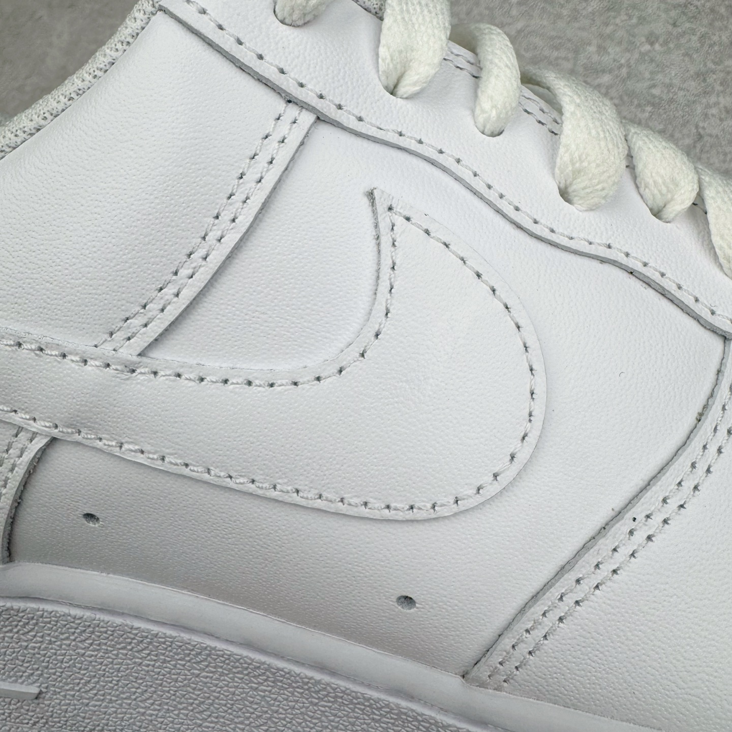 图片[12]-＃LNM专柜版 NK Air Force 1 Low \’07 空军一号低帮经典板鞋 纯白 CW2288-111 原厂Sadesa D9 皮料 细纹排气孔完全一致 质感非市场通货可碰瓷 全鞋零荧光线 随意冲正 同步官方2025专柜在售全新版本细节 更新二分一背胶 全新货号 鞋盒规格 不规则波浪大底咬花 全鞋电脑针车 工整有序 视觉效果满分 原厂拉帮手法 标准四线 密度针距针孔大小控制到位 原装反口里网布海绵 正确卡色网眼大小 新版鞋撑改用纸团代替 原厂港宝加持完美还原灵魂版型 原盒原配从里到外百分百还原 原厂全头层原厂皮料 原标原盒 内置Sole气垫 中底白色背胶 中底划线 已经无限的接近公司 原厂楦头 原厂刺绣 后跟弧度修正 尺码：36 36.5 37.5 38 38.5 39 40 40.5 41 42 42.5 43 44 44.5 45 46-选品中心