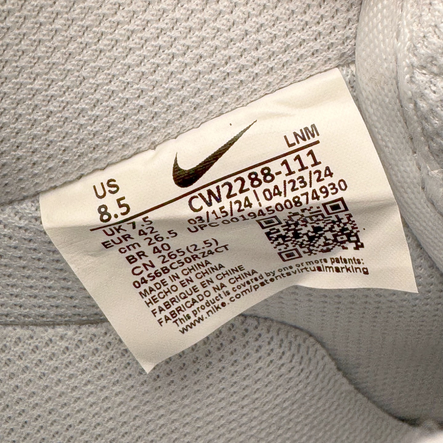 图片[16]-＃LNM专柜版 NK Air Force 1 Low \’07 空军一号低帮经典板鞋 纯白 CW2288-111 原厂Sadesa D9 皮料 细纹排气孔完全一致 质感非市场通货可碰瓷 全鞋零荧光线 随意冲正 同步官方2025专柜在售全新版本细节 更新二分一背胶 全新货号 鞋盒规格 不规则波浪大底咬花 全鞋电脑针车 工整有序 视觉效果满分 原厂拉帮手法 标准四线 密度针距针孔大小控制到位 原装反口里网布海绵 正确卡色网眼大小 新版鞋撑改用纸团代替 原厂港宝加持完美还原灵魂版型 原盒原配从里到外百分百还原 原厂全头层原厂皮料 原标原盒 内置Sole气垫 中底白色背胶 中底划线 已经无限的接近公司 原厂楦头 原厂刺绣 后跟弧度修正 尺码：36 36.5 37.5 38 38.5 39 40 40.5 41 42 42.5 43 44 44.5 45 46-选品中心