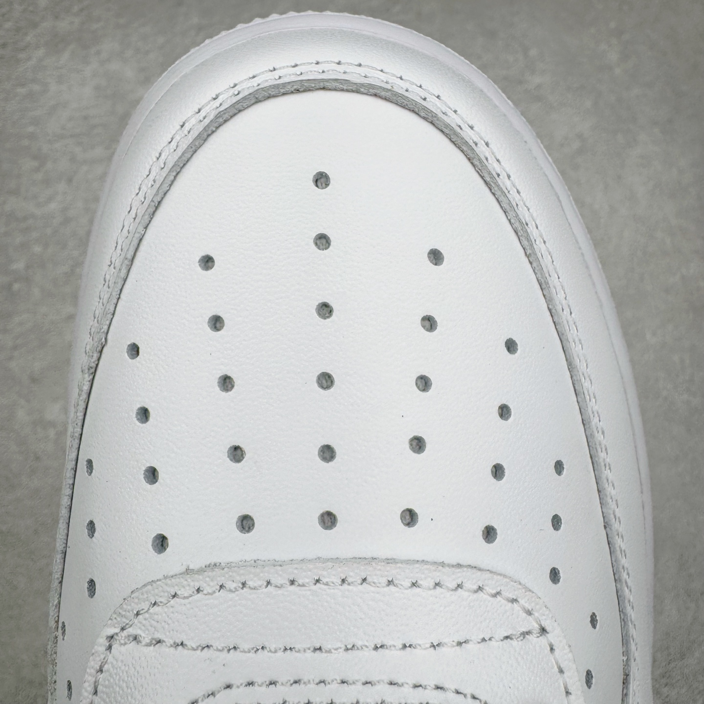 图片[19]-＃LNM专柜版 NK Air Force 1 Low \’07 空军一号低帮经典板鞋 纯白 CW2288-111 原厂Sadesa D9 皮料 细纹排气孔完全一致 质感非市场通货可碰瓷 全鞋零荧光线 随意冲正 同步官方2025专柜在售全新版本细节 更新二分一背胶 全新货号 鞋盒规格 不规则波浪大底咬花 全鞋电脑针车 工整有序 视觉效果满分 原厂拉帮手法 标准四线 密度针距针孔大小控制到位 原装反口里网布海绵 正确卡色网眼大小 新版鞋撑改用纸团代替 原厂港宝加持完美还原灵魂版型 原盒原配从里到外百分百还原 原厂全头层原厂皮料 原标原盒 内置Sole气垫 中底白色背胶 中底划线 已经无限的接近公司 原厂楦头 原厂刺绣 后跟弧度修正 尺码：36 36.5 37.5 38 38.5 39 40 40.5 41 42 42.5 43 44 44.5 45 46-选品中心