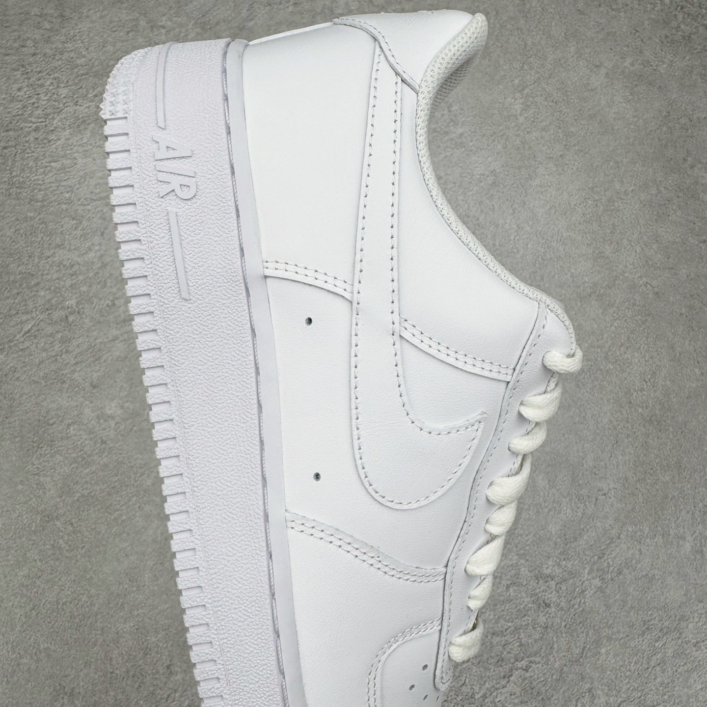 图片[6]-＃LNM专柜版 NK Air Force 1 Low \’07 空军一号低帮经典板鞋 纯白 CW2288-111 原厂Sadesa D9 皮料 细纹排气孔完全一致 质感非市场通货可碰瓷 全鞋零荧光线 随意冲正 同步官方2025专柜在售全新版本细节 更新二分一背胶 全新货号 鞋盒规格 不规则波浪大底咬花 全鞋电脑针车 工整有序 视觉效果满分 原厂拉帮手法 标准四线 密度针距针孔大小控制到位 原装反口里网布海绵 正确卡色网眼大小 新版鞋撑改用纸团代替 原厂港宝加持完美还原灵魂版型 原盒原配从里到外百分百还原 原厂全头层原厂皮料 原标原盒 内置Sole气垫 中底白色背胶 中底划线 已经无限的接近公司 原厂楦头 原厂刺绣 后跟弧度修正 尺码：36 36.5 37.5 38 38.5 39 40 40.5 41 42 42.5 43 44 44.5 45 46-选品中心