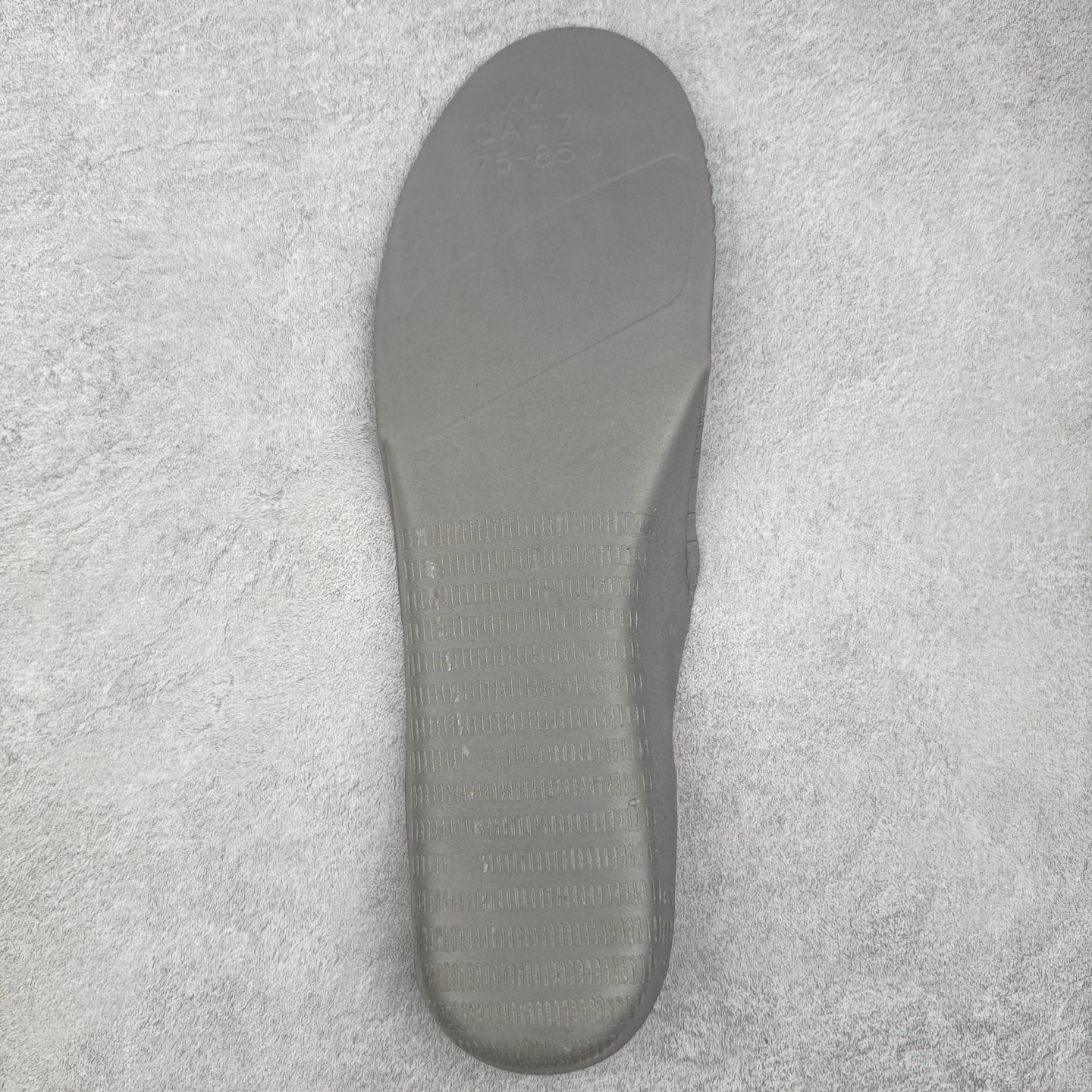 图片[15]-＃LNM专柜版 NK Air Force 1 Low \’07 空军一号低帮经典板鞋 纯白 CW2288-111 原厂Sadesa D9 皮料 细纹排气孔完全一致 质感非市场通货可碰瓷 全鞋零荧光线 随意冲正 同步官方2025专柜在售全新版本细节 更新二分一背胶 全新货号 鞋盒规格 不规则波浪大底咬花 全鞋电脑针车 工整有序 视觉效果满分 原厂拉帮手法 标准四线 密度针距针孔大小控制到位 原装反口里网布海绵 正确卡色网眼大小 新版鞋撑改用纸团代替 原厂港宝加持完美还原灵魂版型 原盒原配从里到外百分百还原 原厂全头层原厂皮料 原标原盒 内置Sole气垫 中底白色背胶 中底划线 已经无限的接近公司 原厂楦头 原厂刺绣 后跟弧度修正 尺码：36 36.5 37.5 38 38.5 39 40 40.5 41 42 42.5 43 44 44.5 45 46-选品中心