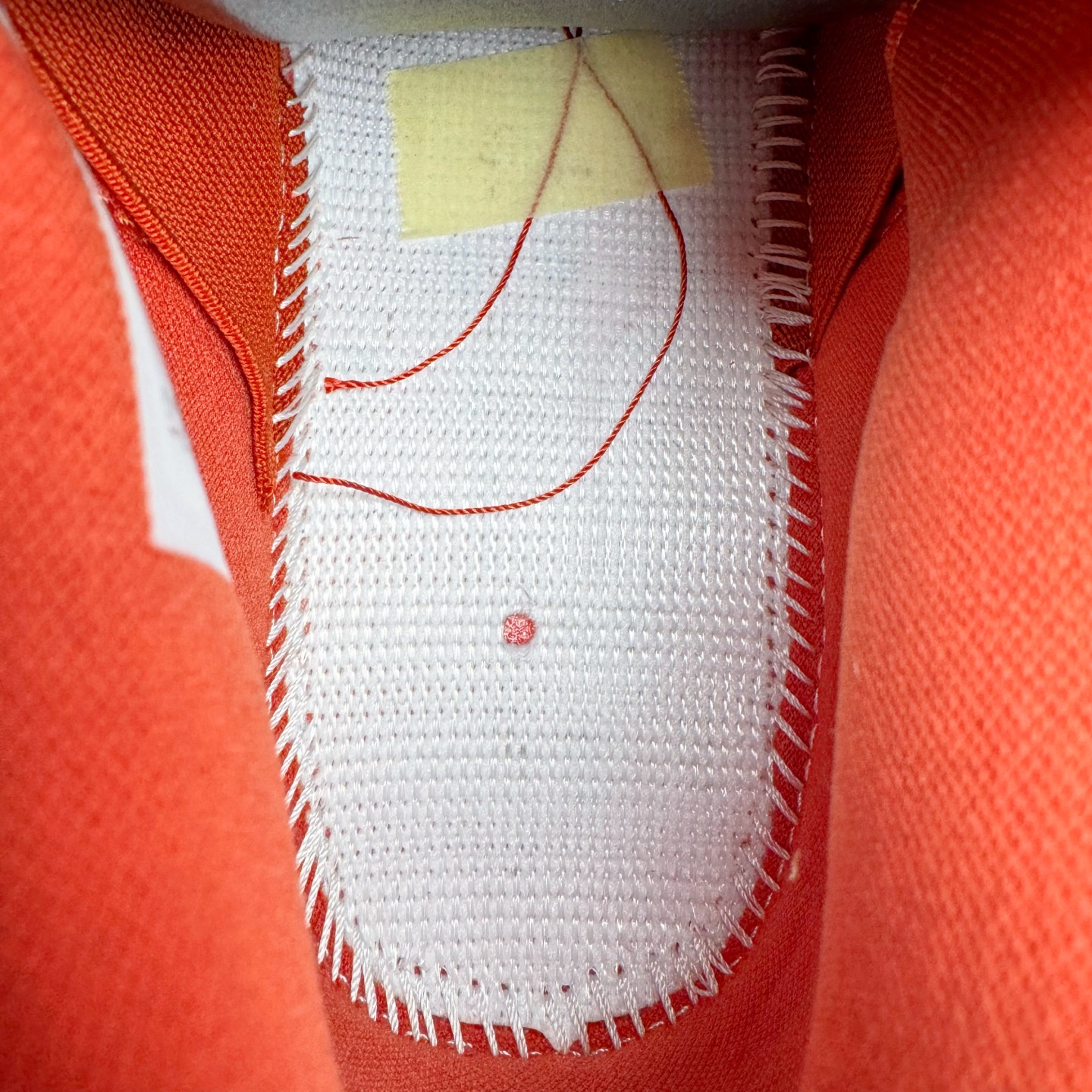 图片[10]-＃KZ神版 Nigel Sylvester x Air Jordan AJ4 “Brick by Brick” 联名红砖 货号：HF4340-800 重点区分市面 唯一正确细节 后跟饰片中心位置有合模线 超弹硅胶材质 内层不织布补强 补强为硅胶提供更强耐久性 避免断裂 独家外贸特供尺码含 45.5 49.5 50.5 国内外口碑最好最推荐的产品 市场中端王者 亲自操刀耗时半年巨作 全套原纸板楦头开发 确保原汁原味 完美呈现四代版型 一比一鞋头弧度高度鞋身弧度 此版本只针对中端市场 皮料材质有所更替 其他数据细节工艺流程均保持一致 绝不口嗨 细节品控鞋型随意秒杀市面3XX 4XX 原厂TPU网格鞋带扣 正确内里网布 菱角分明不变形无多余毛边 柔软性质感一致于原鞋 市场唯一原厂鞋扣模具 背面可见隐藏注塑口 原厂织唛标 原厂飞人电绣工艺 尾指中部跳三针 独家绑鞋带手法 印刷中底布 四线拉帮 米色美纹纸贴合固定 进口港宝加持 后跟自然饱满 全鞋荧光划线卡点 追求极致完美 每一双都是工艺品 多重QC质检 超越公司货的品控标准 实实在在的免检产品 尺码：40 40.5 41 42 42.5 43 44 44.5 45 45.5 46 47.5 48.5 49.5 50.5-选品中心