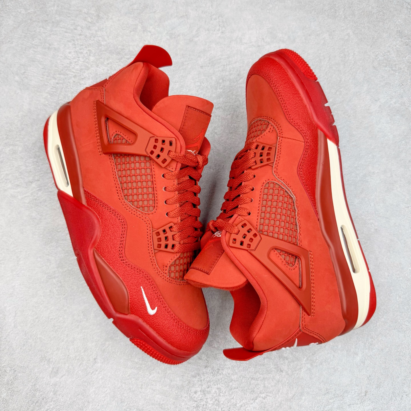 图片[3]-＃KZ神版 Nigel Sylvester x Air Jordan AJ4 “Brick by Brick” 联名红砖 货号：HF4340-800 重点区分市面 唯一正确细节 后跟饰片中心位置有合模线 超弹硅胶材质 内层不织布补强 补强为硅胶提供更强耐久性 避免断裂 独家外贸特供尺码含 45.5 49.5 50.5 国内外口碑最好最推荐的产品 市场中端王者 亲自操刀耗时半年巨作 全套原纸板楦头开发 确保原汁原味 完美呈现四代版型 一比一鞋头弧度高度鞋身弧度 此版本只针对中端市场 皮料材质有所更替 其他数据细节工艺流程均保持一致 绝不口嗨 细节品控鞋型随意秒杀市面3XX 4XX 原厂TPU网格鞋带扣 正确内里网布 菱角分明不变形无多余毛边 柔软性质感一致于原鞋 市场唯一原厂鞋扣模具 背面可见隐藏注塑口 原厂织唛标 原厂飞人电绣工艺 尾指中部跳三针 独家绑鞋带手法 印刷中底布 四线拉帮 米色美纹纸贴合固定 进口港宝加持 后跟自然饱满 全鞋荧光划线卡点 追求极致完美 每一双都是工艺品 多重QC质检 超越公司货的品控标准 实实在在的免检产品 尺码：40 40.5 41 42 42.5 43 44 44.5 45 45.5 46 47.5 48.5 49.5 50.5-选品中心