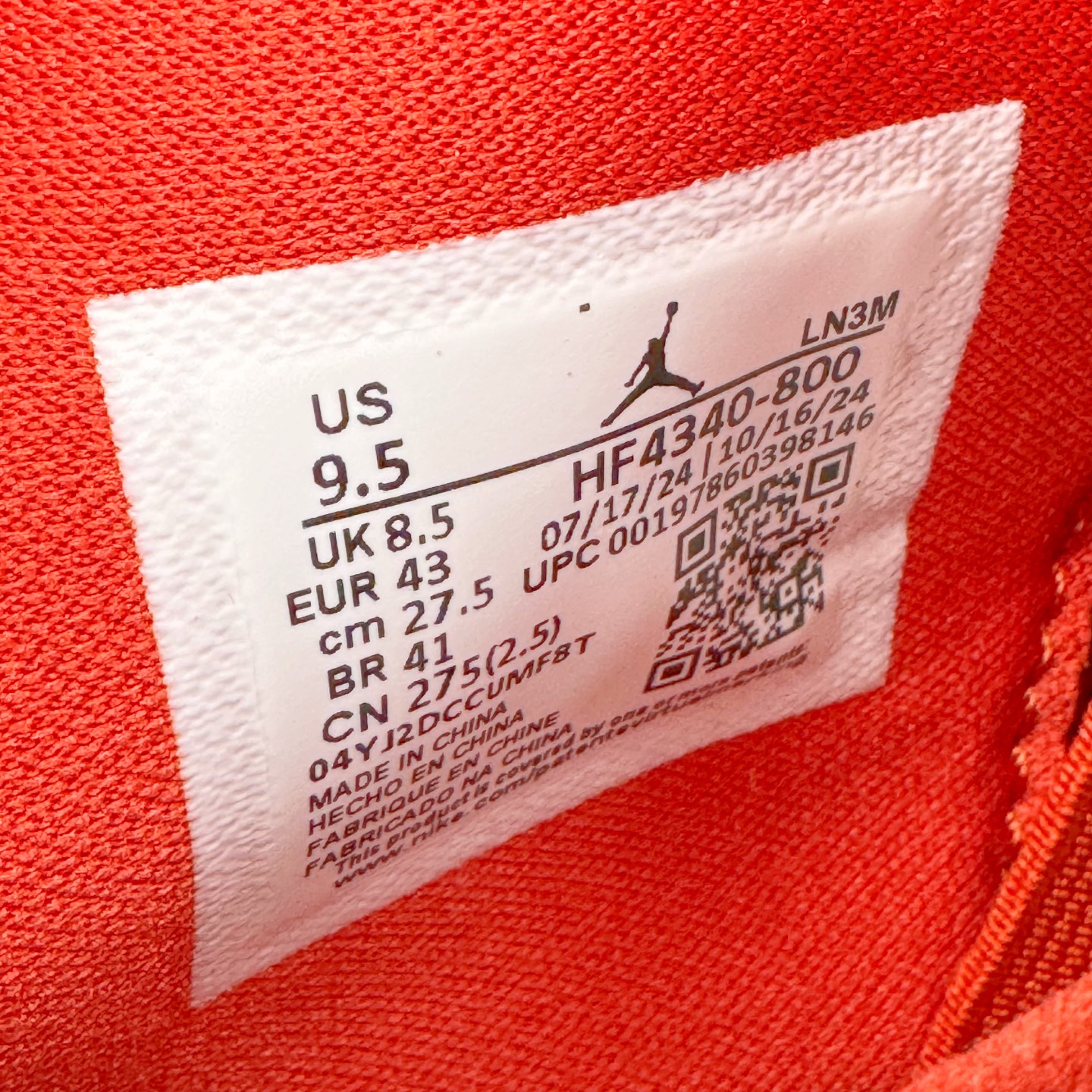 图片[11]-＃KZ神版 Nigel Sylvester x Air Jordan AJ4 “Brick by Brick” 联名红砖 货号：HF4340-800 重点区分市面 唯一正确细节 后跟饰片中心位置有合模线 超弹硅胶材质 内层不织布补强 补强为硅胶提供更强耐久性 避免断裂 独家外贸特供尺码含 45.5 49.5 50.5 国内外口碑最好最推荐的产品 市场中端王者 亲自操刀耗时半年巨作 全套原纸板楦头开发 确保原汁原味 完美呈现四代版型 一比一鞋头弧度高度鞋身弧度 此版本只针对中端市场 皮料材质有所更替 其他数据细节工艺流程均保持一致 绝不口嗨 细节品控鞋型随意秒杀市面3XX 4XX 原厂TPU网格鞋带扣 正确内里网布 菱角分明不变形无多余毛边 柔软性质感一致于原鞋 市场唯一原厂鞋扣模具 背面可见隐藏注塑口 原厂织唛标 原厂飞人电绣工艺 尾指中部跳三针 独家绑鞋带手法 印刷中底布 四线拉帮 米色美纹纸贴合固定 进口港宝加持 后跟自然饱满 全鞋荧光划线卡点 追求极致完美 每一双都是工艺品 多重QC质检 超越公司货的品控标准 实实在在的免检产品 尺码：40 40.5 41 42 42.5 43 44 44.5 45 45.5 46 47.5 48.5 49.5 50.5-选品中心