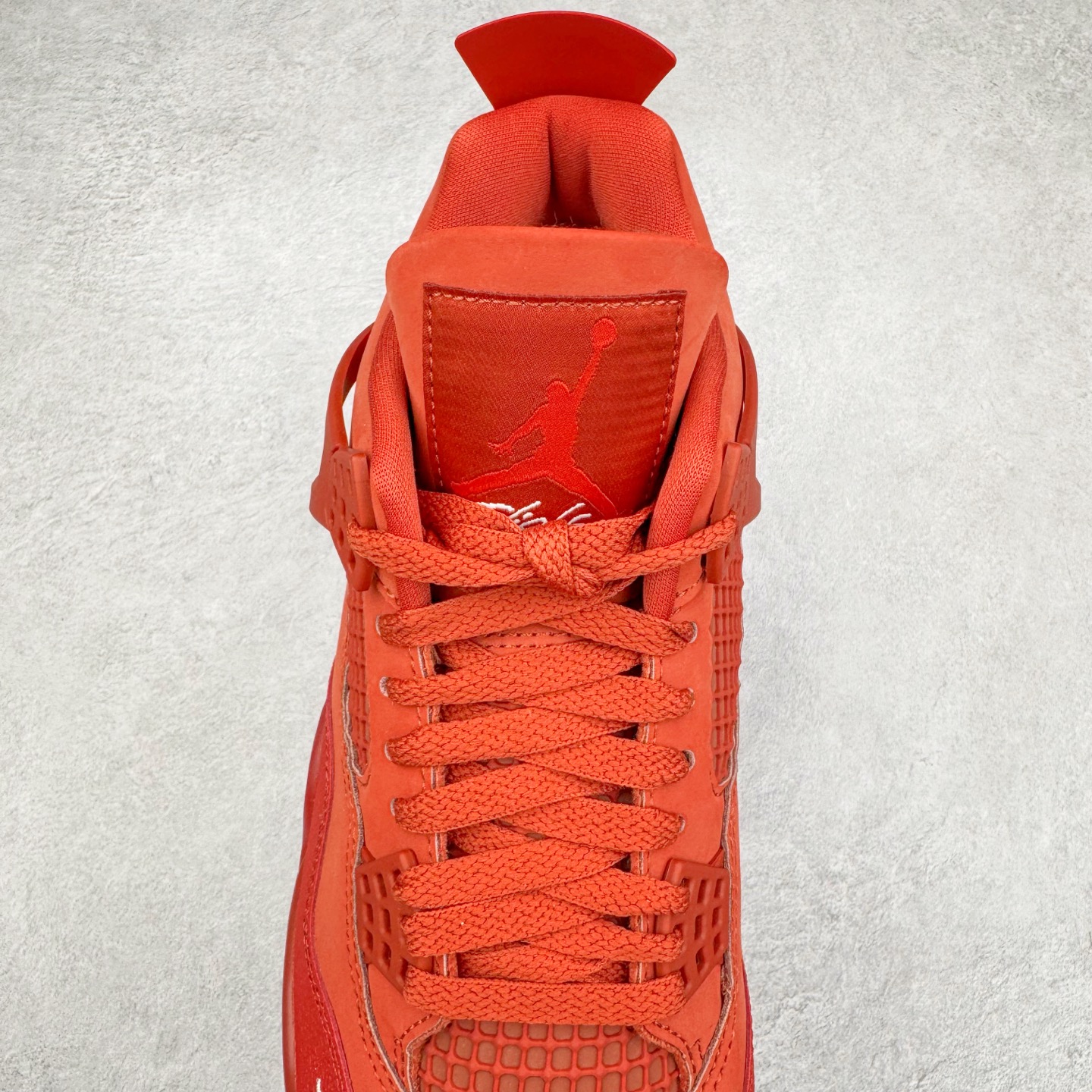 图片[5]-＃KZ神版 Nigel Sylvester x Air Jordan AJ4 “Brick by Brick” 联名红砖 货号：HF4340-800 重点区分市面 唯一正确细节 后跟饰片中心位置有合模线 超弹硅胶材质 内层不织布补强 补强为硅胶提供更强耐久性 避免断裂 独家外贸特供尺码含 45.5 49.5 50.5 国内外口碑最好最推荐的产品 市场中端王者 亲自操刀耗时半年巨作 全套原纸板楦头开发 确保原汁原味 完美呈现四代版型 一比一鞋头弧度高度鞋身弧度 此版本只针对中端市场 皮料材质有所更替 其他数据细节工艺流程均保持一致 绝不口嗨 细节品控鞋型随意秒杀市面3XX 4XX 原厂TPU网格鞋带扣 正确内里网布 菱角分明不变形无多余毛边 柔软性质感一致于原鞋 市场唯一原厂鞋扣模具 背面可见隐藏注塑口 原厂织唛标 原厂飞人电绣工艺 尾指中部跳三针 独家绑鞋带手法 印刷中底布 四线拉帮 米色美纹纸贴合固定 进口港宝加持 后跟自然饱满 全鞋荧光划线卡点 追求极致完美 每一双都是工艺品 多重QC质检 超越公司货的品控标准 实实在在的免检产品 尺码：40 40.5 41 42 42.5 43 44 44.5 45 45.5 46 47.5 48.5 49.5 50.5-选品中心