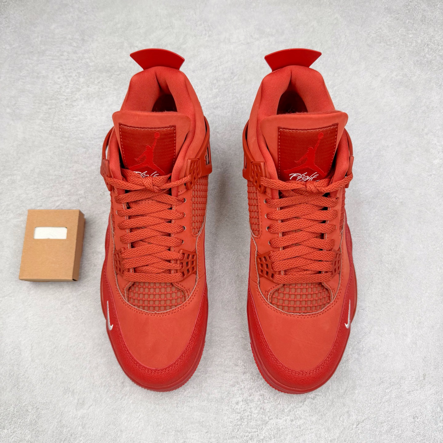 图片[2]-＃KZ神版 Nigel Sylvester x Air Jordan AJ4 “Brick by Brick” 联名红砖 货号：HF4340-800 重点区分市面 唯一正确细节 后跟饰片中心位置有合模线 超弹硅胶材质 内层不织布补强 补强为硅胶提供更强耐久性 避免断裂 独家外贸特供尺码含 45.5 49.5 50.5 国内外口碑最好最推荐的产品 市场中端王者 亲自操刀耗时半年巨作 全套原纸板楦头开发 确保原汁原味 完美呈现四代版型 一比一鞋头弧度高度鞋身弧度 此版本只针对中端市场 皮料材质有所更替 其他数据细节工艺流程均保持一致 绝不口嗨 细节品控鞋型随意秒杀市面3XX 4XX 原厂TPU网格鞋带扣 正确内里网布 菱角分明不变形无多余毛边 柔软性质感一致于原鞋 市场唯一原厂鞋扣模具 背面可见隐藏注塑口 原厂织唛标 原厂飞人电绣工艺 尾指中部跳三针 独家绑鞋带手法 印刷中底布 四线拉帮 米色美纹纸贴合固定 进口港宝加持 后跟自然饱满 全鞋荧光划线卡点 追求极致完美 每一双都是工艺品 多重QC质检 超越公司货的品控标准 实实在在的免检产品 尺码：40 40.5 41 42 42.5 43 44 44.5 45 45.5 46 47.5 48.5 49.5 50.5-选品中心