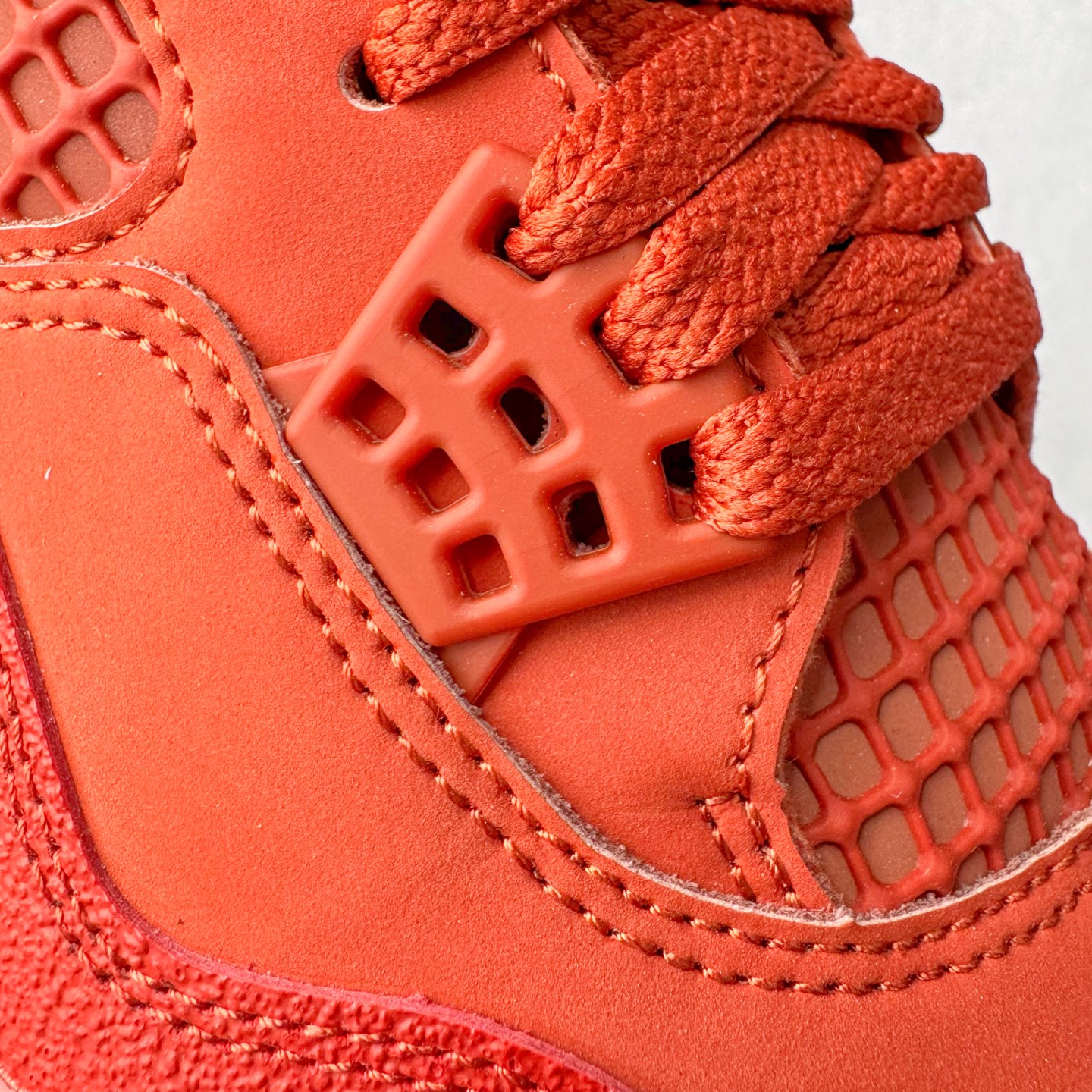 图片[15]-＃KZ神版 Nigel Sylvester x Air Jordan AJ4 “Brick by Brick” 联名红砖 货号：HF4340-800 重点区分市面 唯一正确细节 后跟饰片中心位置有合模线 超弹硅胶材质 内层不织布补强 补强为硅胶提供更强耐久性 避免断裂 独家外贸特供尺码含 45.5 49.5 50.5 国内外口碑最好最推荐的产品 市场中端王者 亲自操刀耗时半年巨作 全套原纸板楦头开发 确保原汁原味 完美呈现四代版型 一比一鞋头弧度高度鞋身弧度 此版本只针对中端市场 皮料材质有所更替 其他数据细节工艺流程均保持一致 绝不口嗨 细节品控鞋型随意秒杀市面3XX 4XX 原厂TPU网格鞋带扣 正确内里网布 菱角分明不变形无多余毛边 柔软性质感一致于原鞋 市场唯一原厂鞋扣模具 背面可见隐藏注塑口 原厂织唛标 原厂飞人电绣工艺 尾指中部跳三针 独家绑鞋带手法 印刷中底布 四线拉帮 米色美纹纸贴合固定 进口港宝加持 后跟自然饱满 全鞋荧光划线卡点 追求极致完美 每一双都是工艺品 多重QC质检 超越公司货的品控标准 实实在在的免检产品 尺码：40 40.5 41 42 42.5 43 44 44.5 45 45.5 46 47.5 48.5 49.5 50.5-选品中心