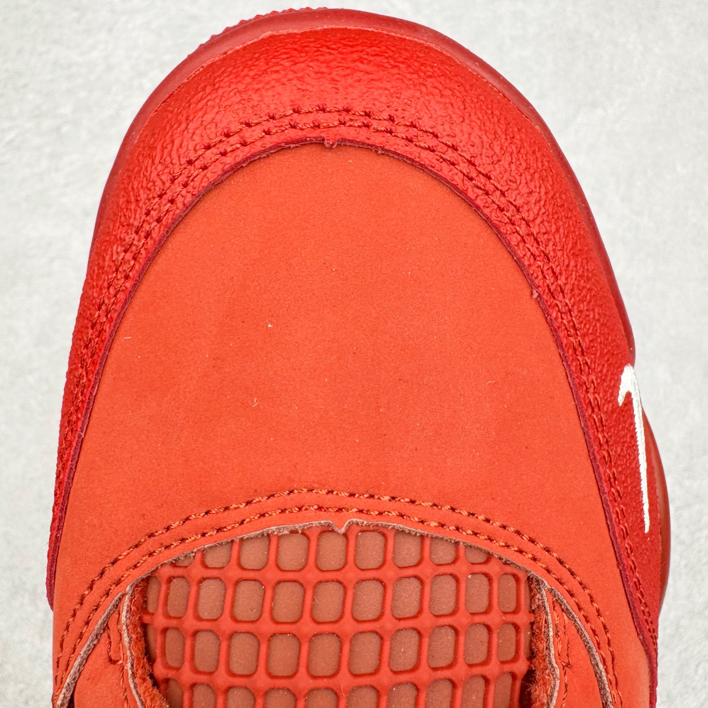 图片[13]-＃KZ神版 Nigel Sylvester x Air Jordan AJ4 “Brick by Brick” 联名红砖 货号：HF4340-800 重点区分市面 唯一正确细节 后跟饰片中心位置有合模线 超弹硅胶材质 内层不织布补强 补强为硅胶提供更强耐久性 避免断裂 独家外贸特供尺码含 45.5 49.5 50.5 国内外口碑最好最推荐的产品 市场中端王者 亲自操刀耗时半年巨作 全套原纸板楦头开发 确保原汁原味 完美呈现四代版型 一比一鞋头弧度高度鞋身弧度 此版本只针对中端市场 皮料材质有所更替 其他数据细节工艺流程均保持一致 绝不口嗨 细节品控鞋型随意秒杀市面3XX 4XX 原厂TPU网格鞋带扣 正确内里网布 菱角分明不变形无多余毛边 柔软性质感一致于原鞋 市场唯一原厂鞋扣模具 背面可见隐藏注塑口 原厂织唛标 原厂飞人电绣工艺 尾指中部跳三针 独家绑鞋带手法 印刷中底布 四线拉帮 米色美纹纸贴合固定 进口港宝加持 后跟自然饱满 全鞋荧光划线卡点 追求极致完美 每一双都是工艺品 多重QC质检 超越公司货的品控标准 实实在在的免检产品 尺码：40 40.5 41 42 42.5 43 44 44.5 45 45.5 46 47.5 48.5 49.5 50.5-选品中心