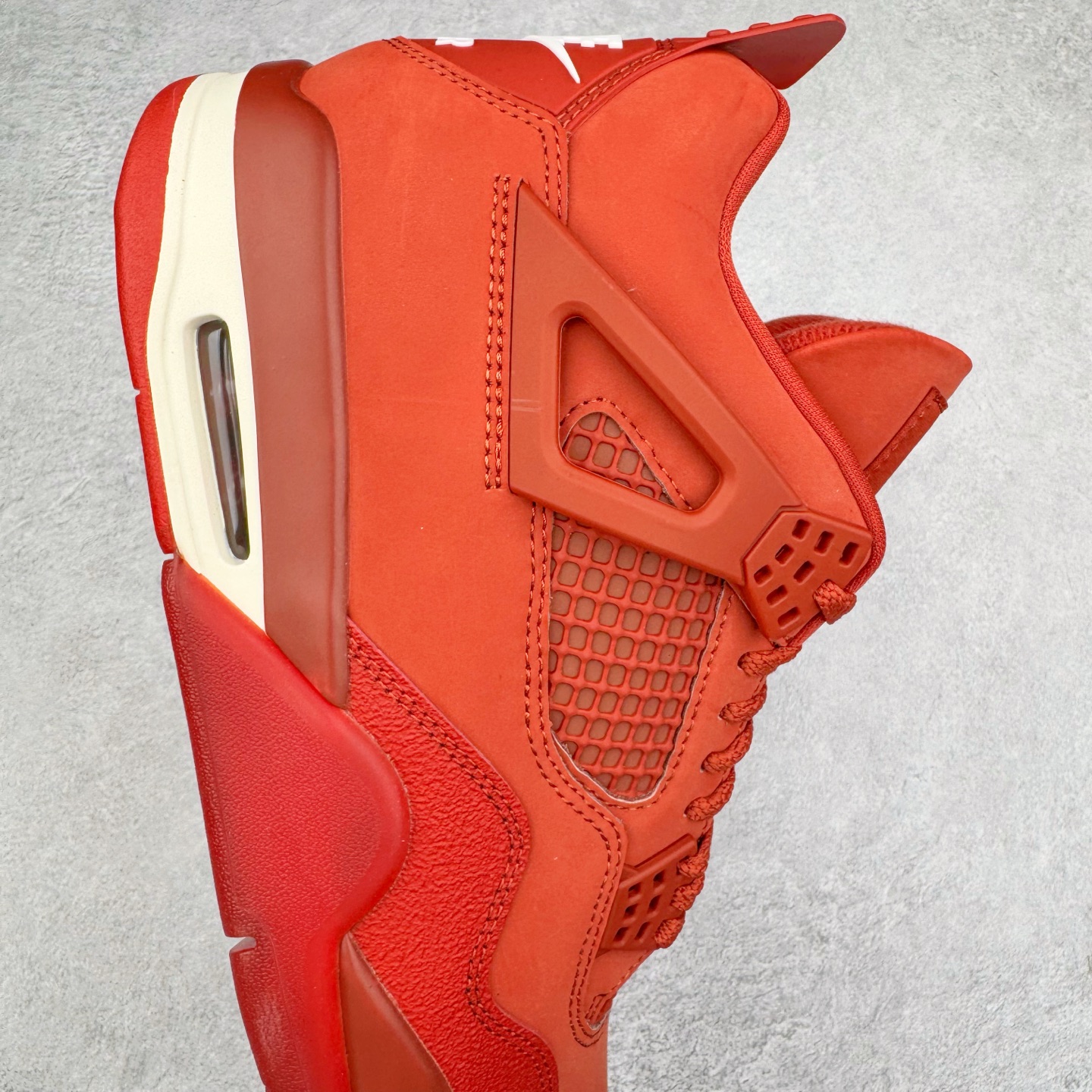 图片[6]-＃KZ神版 Nigel Sylvester x Air Jordan AJ4 “Brick by Brick” 联名红砖 货号：HF4340-800 重点区分市面 唯一正确细节 后跟饰片中心位置有合模线 超弹硅胶材质 内层不织布补强 补强为硅胶提供更强耐久性 避免断裂 独家外贸特供尺码含 45.5 49.5 50.5 国内外口碑最好最推荐的产品 市场中端王者 亲自操刀耗时半年巨作 全套原纸板楦头开发 确保原汁原味 完美呈现四代版型 一比一鞋头弧度高度鞋身弧度 此版本只针对中端市场 皮料材质有所更替 其他数据细节工艺流程均保持一致 绝不口嗨 细节品控鞋型随意秒杀市面3XX 4XX 原厂TPU网格鞋带扣 正确内里网布 菱角分明不变形无多余毛边 柔软性质感一致于原鞋 市场唯一原厂鞋扣模具 背面可见隐藏注塑口 原厂织唛标 原厂飞人电绣工艺 尾指中部跳三针 独家绑鞋带手法 印刷中底布 四线拉帮 米色美纹纸贴合固定 进口港宝加持 后跟自然饱满 全鞋荧光划线卡点 追求极致完美 每一双都是工艺品 多重QC质检 超越公司货的品控标准 实实在在的免检产品 尺码：40 40.5 41 42 42.5 43 44 44.5 45 45.5 46 47.5 48.5 49.5 50.5-选品中心