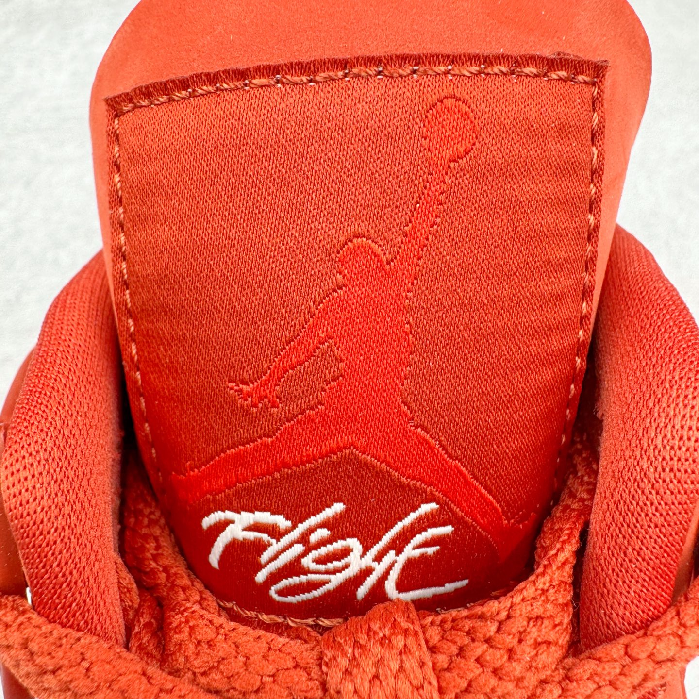 图片[12]-＃KZ神版 Nigel Sylvester x Air Jordan AJ4 “Brick by Brick” 联名红砖 货号：HF4340-800 重点区分市面 唯一正确细节 后跟饰片中心位置有合模线 超弹硅胶材质 内层不织布补强 补强为硅胶提供更强耐久性 避免断裂 独家外贸特供尺码含 45.5 49.5 50.5 国内外口碑最好最推荐的产品 市场中端王者 亲自操刀耗时半年巨作 全套原纸板楦头开发 确保原汁原味 完美呈现四代版型 一比一鞋头弧度高度鞋身弧度 此版本只针对中端市场 皮料材质有所更替 其他数据细节工艺流程均保持一致 绝不口嗨 细节品控鞋型随意秒杀市面3XX 4XX 原厂TPU网格鞋带扣 正确内里网布 菱角分明不变形无多余毛边 柔软性质感一致于原鞋 市场唯一原厂鞋扣模具 背面可见隐藏注塑口 原厂织唛标 原厂飞人电绣工艺 尾指中部跳三针 独家绑鞋带手法 印刷中底布 四线拉帮 米色美纹纸贴合固定 进口港宝加持 后跟自然饱满 全鞋荧光划线卡点 追求极致完美 每一双都是工艺品 多重QC质检 超越公司货的品控标准 实实在在的免检产品 尺码：40 40.5 41 42 42.5 43 44 44.5 45 45.5 46 47.5 48.5 49.5 50.5-选品中心