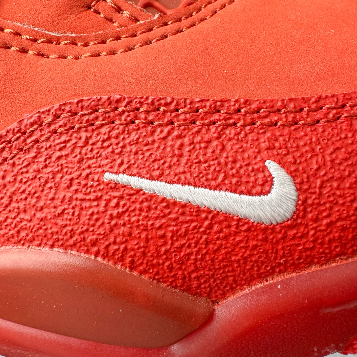 图片[14]-＃KZ神版 Nigel Sylvester x Air Jordan AJ4 “Brick by Brick” 联名红砖 货号：HF4340-800 重点区分市面 唯一正确细节 后跟饰片中心位置有合模线 超弹硅胶材质 内层不织布补强 补强为硅胶提供更强耐久性 避免断裂 独家外贸特供尺码含 45.5 49.5 50.5 国内外口碑最好最推荐的产品 市场中端王者 亲自操刀耗时半年巨作 全套原纸板楦头开发 确保原汁原味 完美呈现四代版型 一比一鞋头弧度高度鞋身弧度 此版本只针对中端市场 皮料材质有所更替 其他数据细节工艺流程均保持一致 绝不口嗨 细节品控鞋型随意秒杀市面3XX 4XX 原厂TPU网格鞋带扣 正确内里网布 菱角分明不变形无多余毛边 柔软性质感一致于原鞋 市场唯一原厂鞋扣模具 背面可见隐藏注塑口 原厂织唛标 原厂飞人电绣工艺 尾指中部跳三针 独家绑鞋带手法 印刷中底布 四线拉帮 米色美纹纸贴合固定 进口港宝加持 后跟自然饱满 全鞋荧光划线卡点 追求极致完美 每一双都是工艺品 多重QC质检 超越公司货的品控标准 实实在在的免检产品 尺码：40 40.5 41 42 42.5 43 44 44.5 45 45.5 46 47.5 48.5 49.5 50.5-选品中心