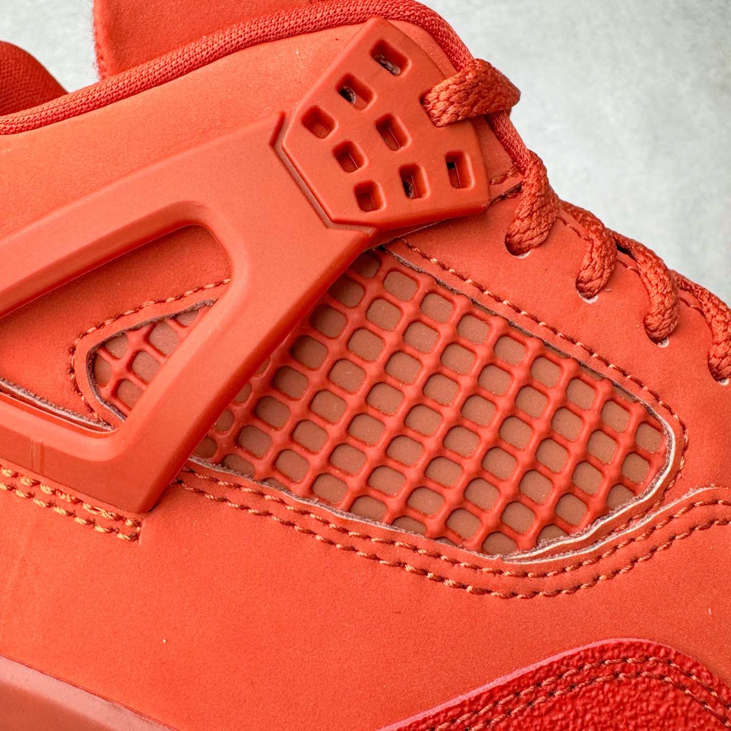 图片[16]-＃KZ神版 Nigel Sylvester x Air Jordan AJ4 “Brick by Brick” 联名红砖 货号：HF4340-800 重点区分市面 唯一正确细节 后跟饰片中心位置有合模线 超弹硅胶材质 内层不织布补强 补强为硅胶提供更强耐久性 避免断裂 独家外贸特供尺码含 45.5 49.5 50.5 国内外口碑最好最推荐的产品 市场中端王者 亲自操刀耗时半年巨作 全套原纸板楦头开发 确保原汁原味 完美呈现四代版型 一比一鞋头弧度高度鞋身弧度 此版本只针对中端市场 皮料材质有所更替 其他数据细节工艺流程均保持一致 绝不口嗨 细节品控鞋型随意秒杀市面3XX 4XX 原厂TPU网格鞋带扣 正确内里网布 菱角分明不变形无多余毛边 柔软性质感一致于原鞋 市场唯一原厂鞋扣模具 背面可见隐藏注塑口 原厂织唛标 原厂飞人电绣工艺 尾指中部跳三针 独家绑鞋带手法 印刷中底布 四线拉帮 米色美纹纸贴合固定 进口港宝加持 后跟自然饱满 全鞋荧光划线卡点 追求极致完美 每一双都是工艺品 多重QC质检 超越公司货的品控标准 实实在在的免检产品 尺码：40 40.5 41 42 42.5 43 44 44.5 45 45.5 46 47.5 48.5 49.5 50.5-选品中心