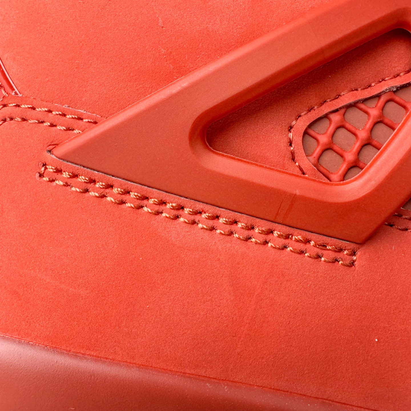 图片[17]-＃KZ神版 Nigel Sylvester x Air Jordan AJ4 “Brick by Brick” 联名红砖 货号：HF4340-800 重点区分市面 唯一正确细节 后跟饰片中心位置有合模线 超弹硅胶材质 内层不织布补强 补强为硅胶提供更强耐久性 避免断裂 独家外贸特供尺码含 45.5 49.5 50.5 国内外口碑最好最推荐的产品 市场中端王者 亲自操刀耗时半年巨作 全套原纸板楦头开发 确保原汁原味 完美呈现四代版型 一比一鞋头弧度高度鞋身弧度 此版本只针对中端市场 皮料材质有所更替 其他数据细节工艺流程均保持一致 绝不口嗨 细节品控鞋型随意秒杀市面3XX 4XX 原厂TPU网格鞋带扣 正确内里网布 菱角分明不变形无多余毛边 柔软性质感一致于原鞋 市场唯一原厂鞋扣模具 背面可见隐藏注塑口 原厂织唛标 原厂飞人电绣工艺 尾指中部跳三针 独家绑鞋带手法 印刷中底布 四线拉帮 米色美纹纸贴合固定 进口港宝加持 后跟自然饱满 全鞋荧光划线卡点 追求极致完美 每一双都是工艺品 多重QC质检 超越公司货的品控标准 实实在在的免检产品 尺码：40 40.5 41 42 42.5 43 44 44.5 45 45.5 46 47.5 48.5 49.5 50.5-选品中心