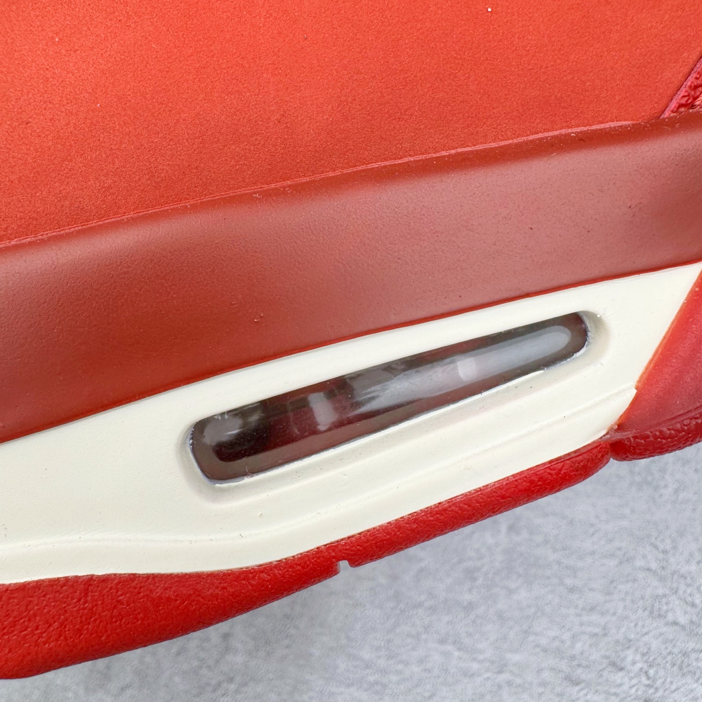 图片[18]-＃KZ神版 Nigel Sylvester x Air Jordan AJ4 “Brick by Brick” 联名红砖 货号：HF4340-800 重点区分市面 唯一正确细节 后跟饰片中心位置有合模线 超弹硅胶材质 内层不织布补强 补强为硅胶提供更强耐久性 避免断裂 独家外贸特供尺码含 45.5 49.5 50.5 国内外口碑最好最推荐的产品 市场中端王者 亲自操刀耗时半年巨作 全套原纸板楦头开发 确保原汁原味 完美呈现四代版型 一比一鞋头弧度高度鞋身弧度 此版本只针对中端市场 皮料材质有所更替 其他数据细节工艺流程均保持一致 绝不口嗨 细节品控鞋型随意秒杀市面3XX 4XX 原厂TPU网格鞋带扣 正确内里网布 菱角分明不变形无多余毛边 柔软性质感一致于原鞋 市场唯一原厂鞋扣模具 背面可见隐藏注塑口 原厂织唛标 原厂飞人电绣工艺 尾指中部跳三针 独家绑鞋带手法 印刷中底布 四线拉帮 米色美纹纸贴合固定 进口港宝加持 后跟自然饱满 全鞋荧光划线卡点 追求极致完美 每一双都是工艺品 多重QC质检 超越公司货的品控标准 实实在在的免检产品 尺码：40 40.5 41 42 42.5 43 44 44.5 45 45.5 46 47.5 48.5 49.5 50.5-选品中心