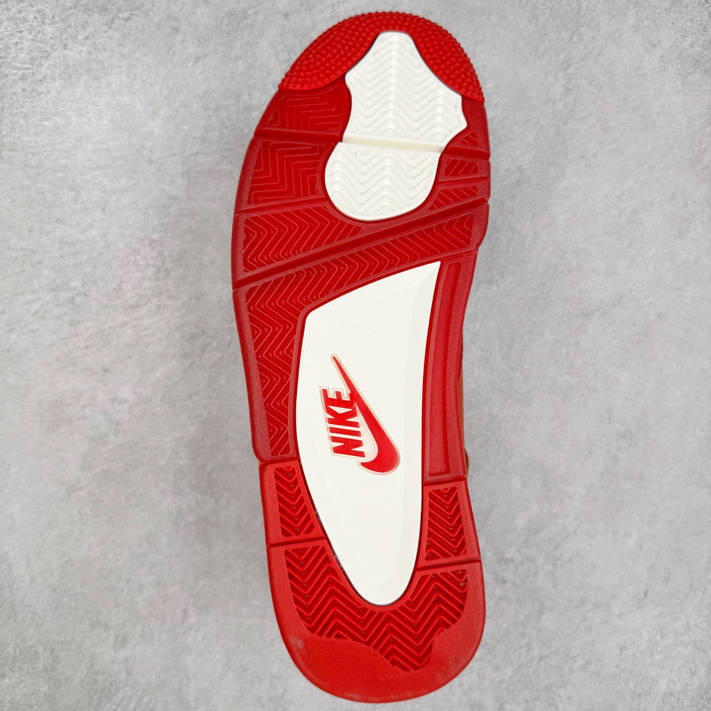 图片[9]-＃KZ神版 Nigel Sylvester x Air Jordan AJ4 “Brick by Brick” 联名红砖 货号：HF4340-800 重点区分市面 唯一正确细节 后跟饰片中心位置有合模线 超弹硅胶材质 内层不织布补强 补强为硅胶提供更强耐久性 避免断裂 独家外贸特供尺码含 45.5 49.5 50.5 国内外口碑最好最推荐的产品 市场中端王者 亲自操刀耗时半年巨作 全套原纸板楦头开发 确保原汁原味 完美呈现四代版型 一比一鞋头弧度高度鞋身弧度 此版本只针对中端市场 皮料材质有所更替 其他数据细节工艺流程均保持一致 绝不口嗨 细节品控鞋型随意秒杀市面3XX 4XX 原厂TPU网格鞋带扣 正确内里网布 菱角分明不变形无多余毛边 柔软性质感一致于原鞋 市场唯一原厂鞋扣模具 背面可见隐藏注塑口 原厂织唛标 原厂飞人电绣工艺 尾指中部跳三针 独家绑鞋带手法 印刷中底布 四线拉帮 米色美纹纸贴合固定 进口港宝加持 后跟自然饱满 全鞋荧光划线卡点 追求极致完美 每一双都是工艺品 多重QC质检 超越公司货的品控标准 实实在在的免检产品 尺码：40 40.5 41 42 42.5 43 44 44.5 45 45.5 46 47.5 48.5 49.5 50.5-选品中心