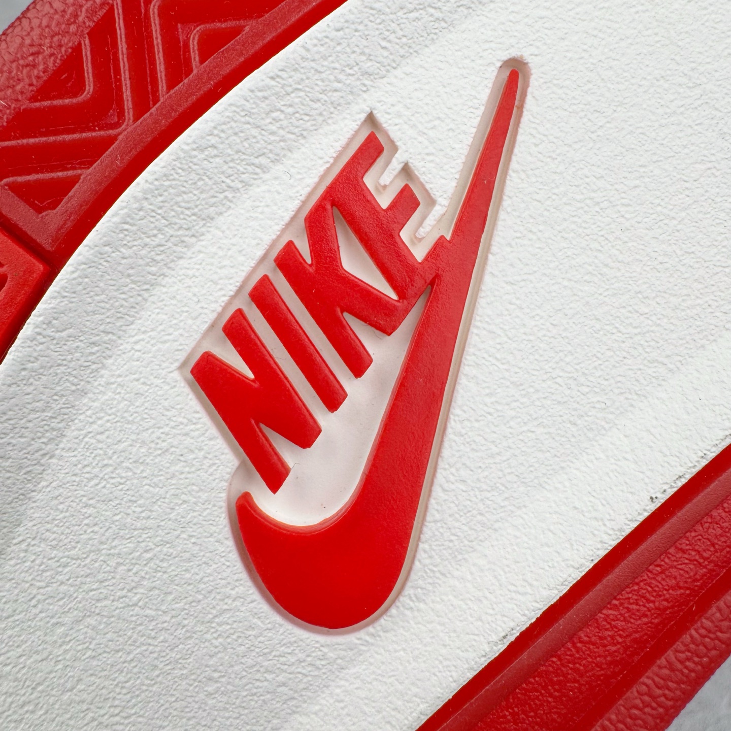 图片[19]-＃KZ神版 Nigel Sylvester x Air Jordan AJ4 “Brick by Brick” 联名红砖 货号：HF4340-800 重点区分市面 唯一正确细节 后跟饰片中心位置有合模线 超弹硅胶材质 内层不织布补强 补强为硅胶提供更强耐久性 避免断裂 独家外贸特供尺码含 45.5 49.5 50.5 国内外口碑最好最推荐的产品 市场中端王者 亲自操刀耗时半年巨作 全套原纸板楦头开发 确保原汁原味 完美呈现四代版型 一比一鞋头弧度高度鞋身弧度 此版本只针对中端市场 皮料材质有所更替 其他数据细节工艺流程均保持一致 绝不口嗨 细节品控鞋型随意秒杀市面3XX 4XX 原厂TPU网格鞋带扣 正确内里网布 菱角分明不变形无多余毛边 柔软性质感一致于原鞋 市场唯一原厂鞋扣模具 背面可见隐藏注塑口 原厂织唛标 原厂飞人电绣工艺 尾指中部跳三针 独家绑鞋带手法 印刷中底布 四线拉帮 米色美纹纸贴合固定 进口港宝加持 后跟自然饱满 全鞋荧光划线卡点 追求极致完美 每一双都是工艺品 多重QC质检 超越公司货的品控标准 实实在在的免检产品 尺码：40 40.5 41 42 42.5 43 44 44.5 45 45.5 46 47.5 48.5 49.5 50.5-选品中心